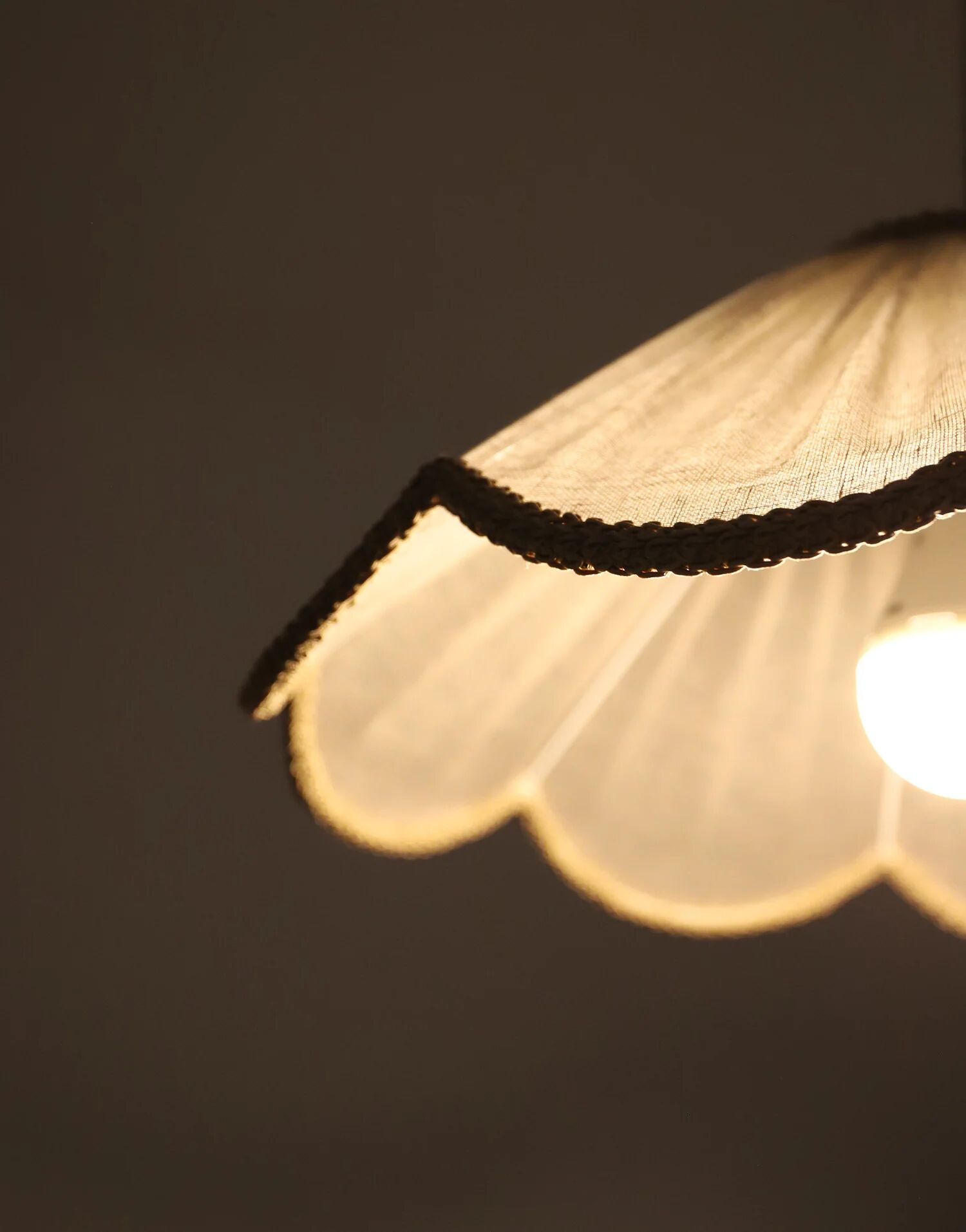 Suspension in a solid floral shape Françoise "classic beige"