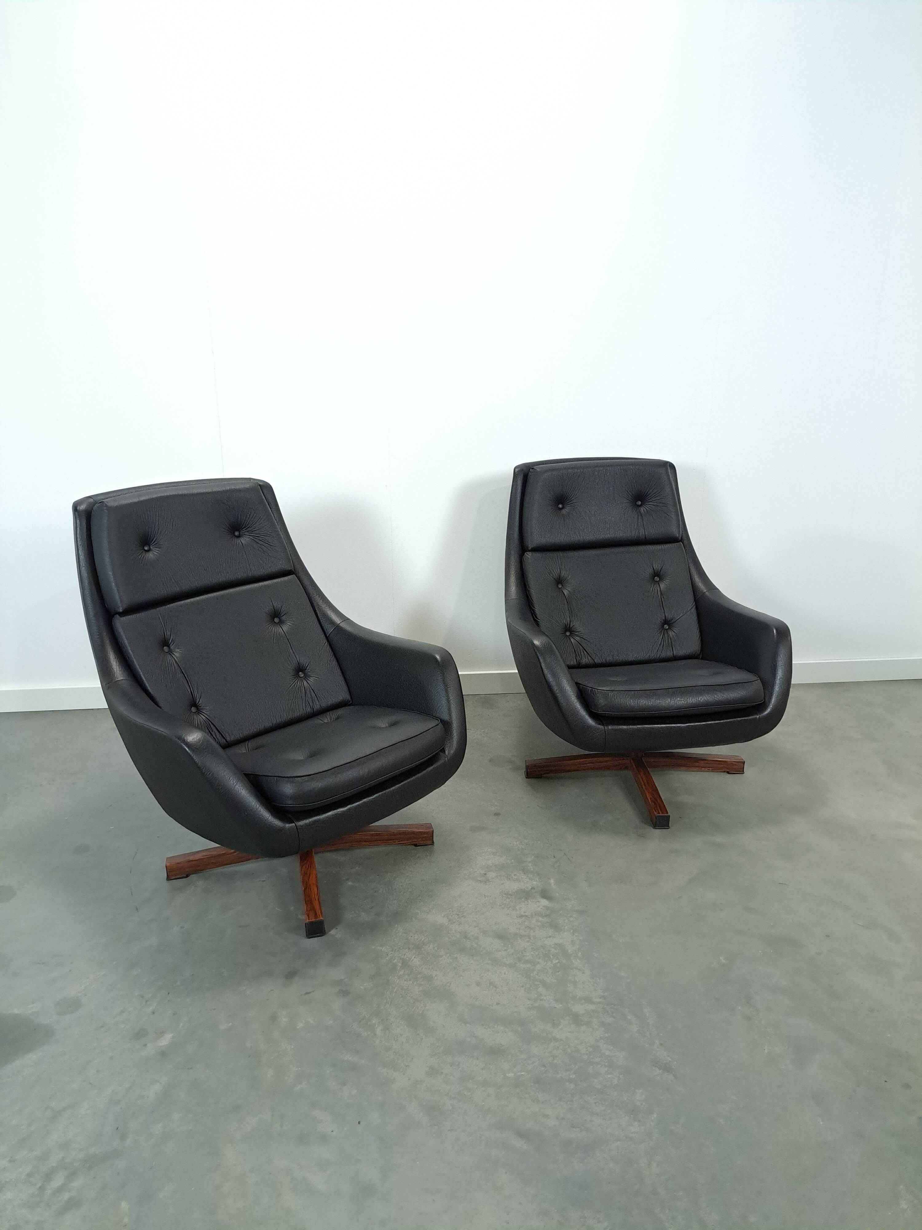 Fauteuil pivotant en similicuir noir provenant de Suède