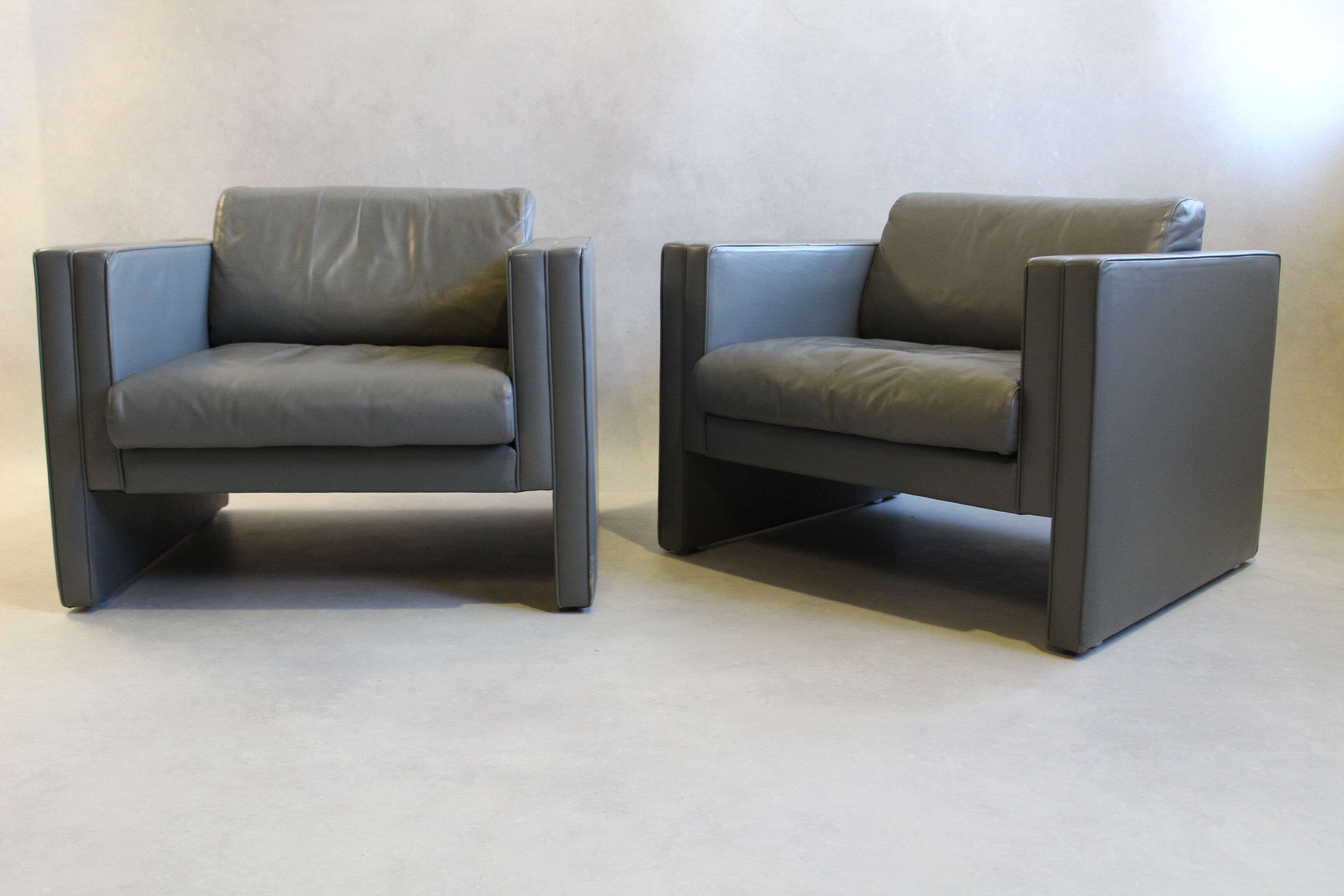 Pair of Walter Knoll gray leather armchairs design Jürgen Lange