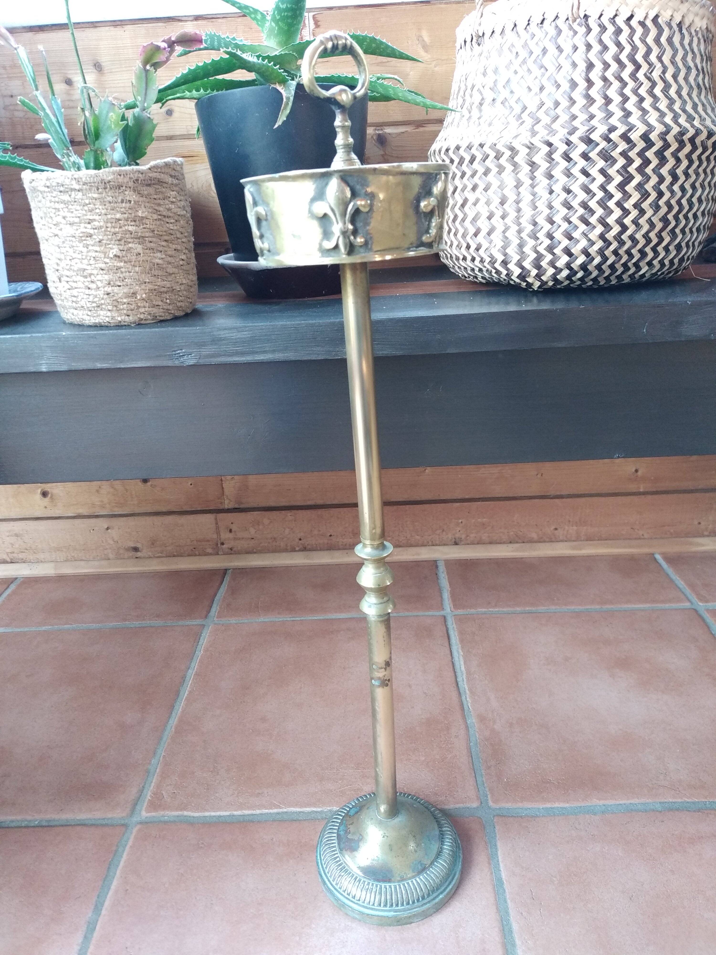 Ashtray on foot. Bronze and brass, with fleur-de-lis decoration.
