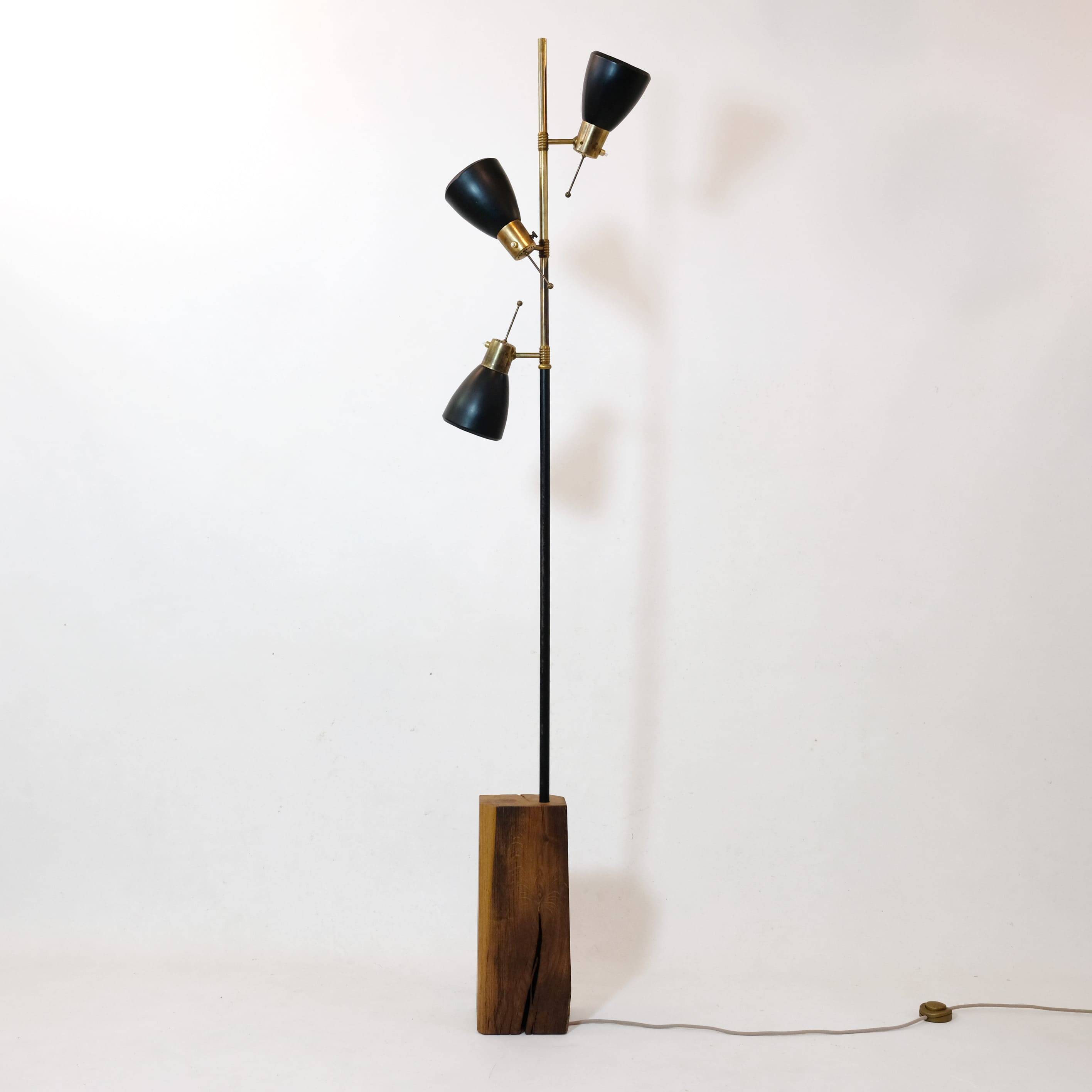 Large 3-light floor lamp in metal, brass and solid wood, 197cm.
