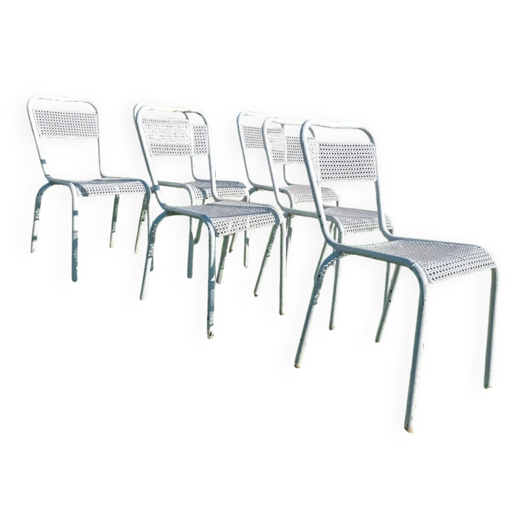 Chaises de jardin en métal perforé