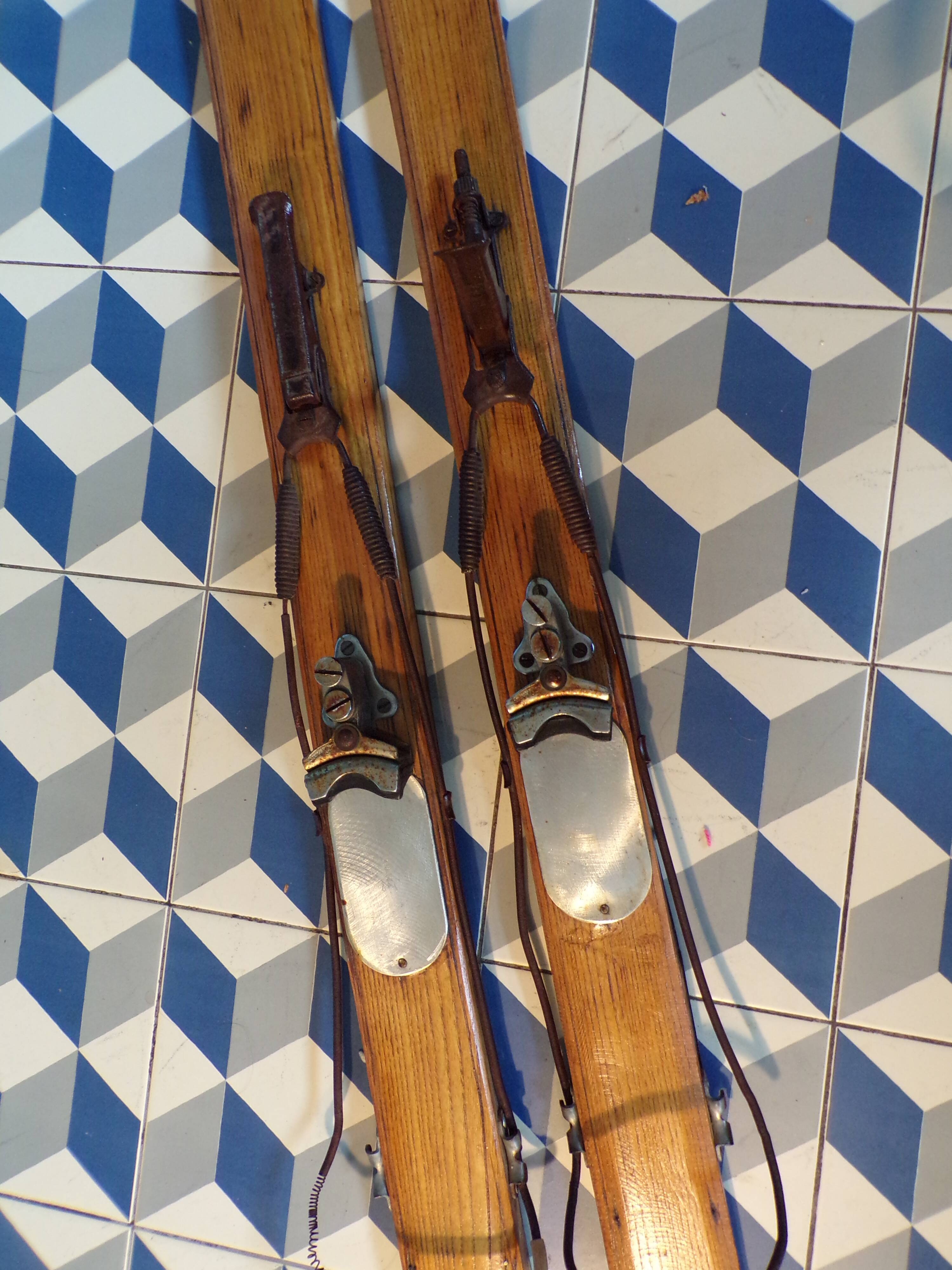 Pair of vintage wooden skis L=217cm