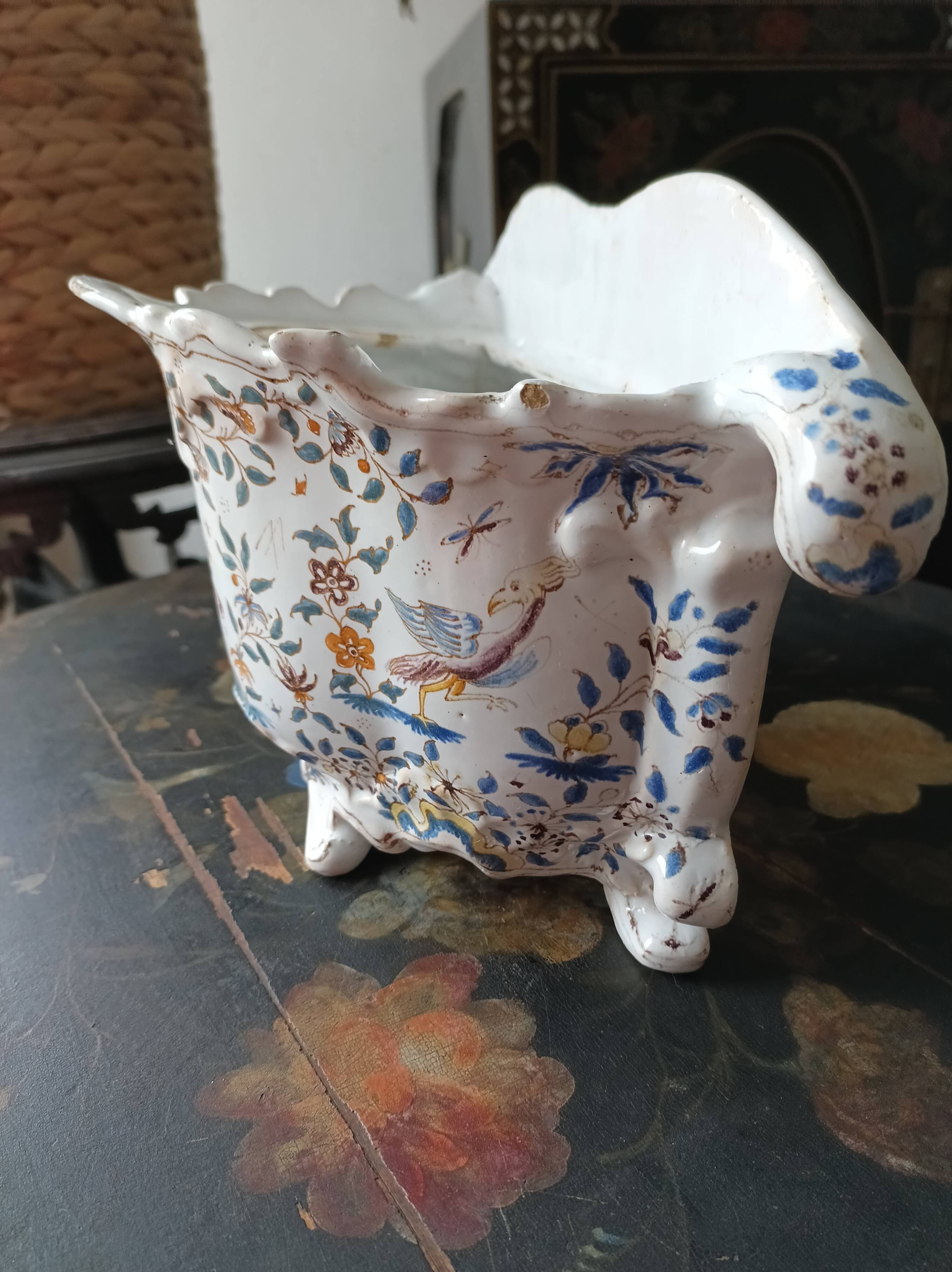 Small planter in Moustier/Rouen style from the 18th century.