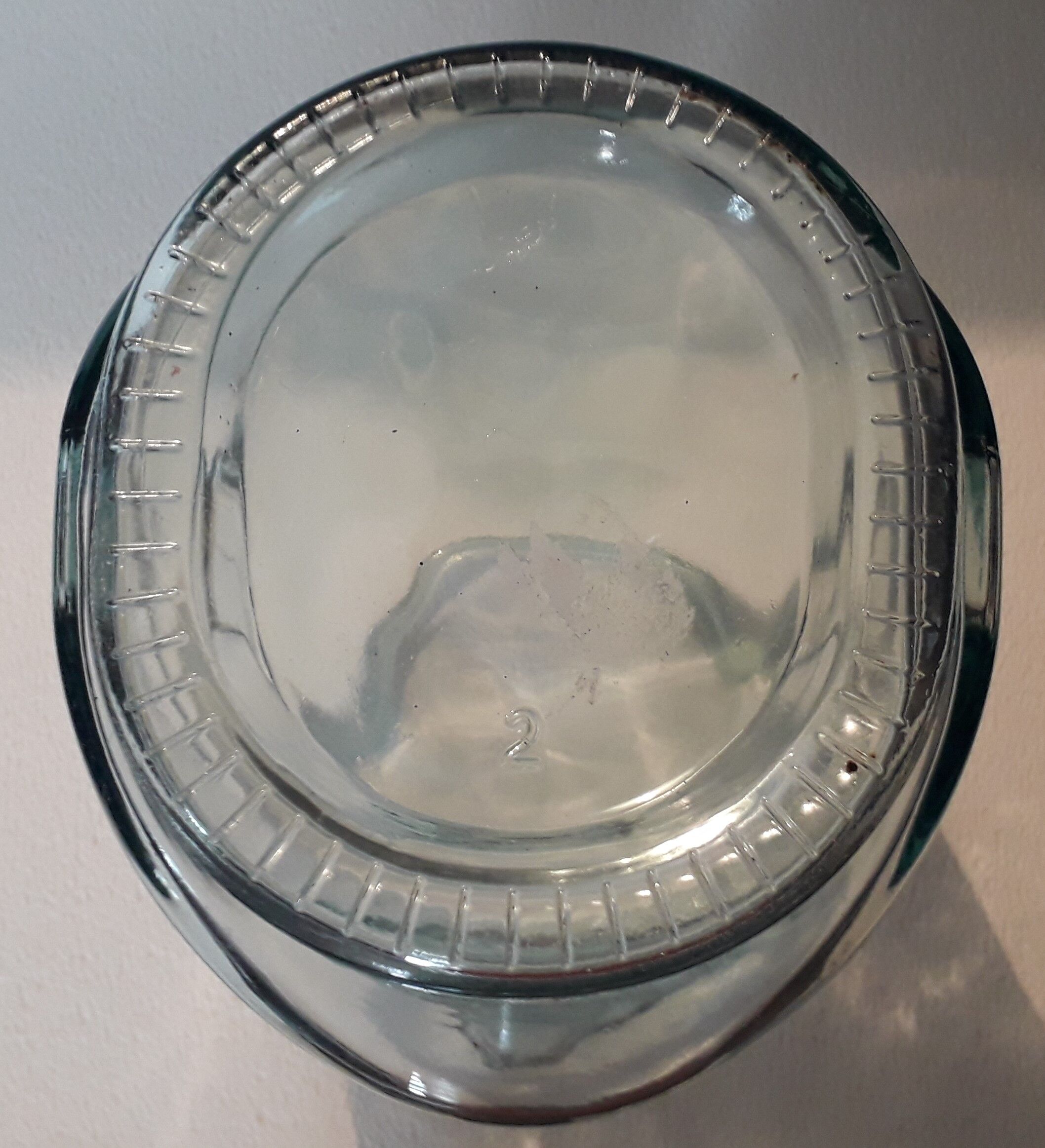 Vase moaï en verre transparent bleuté