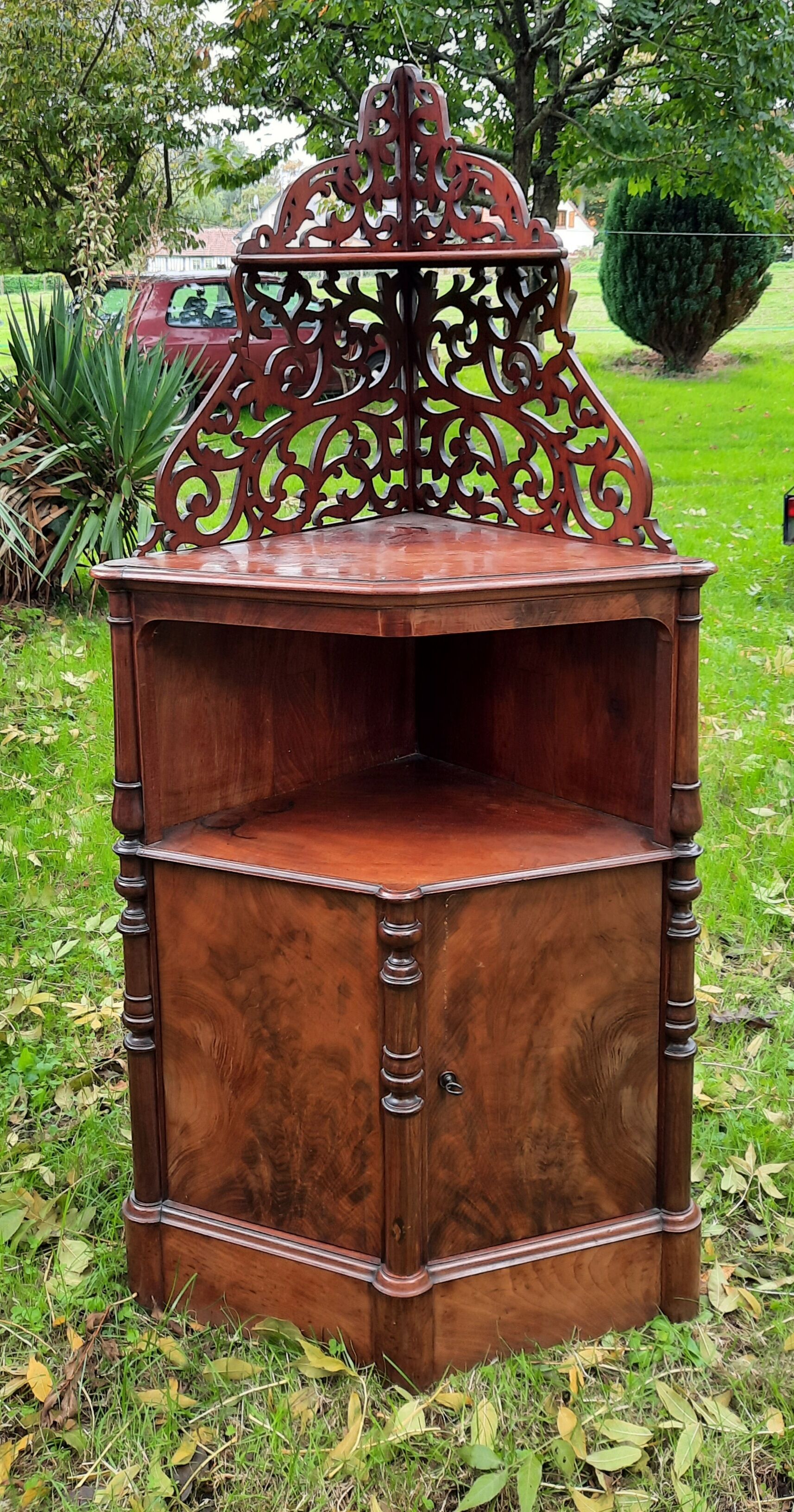 English mahogany neckline