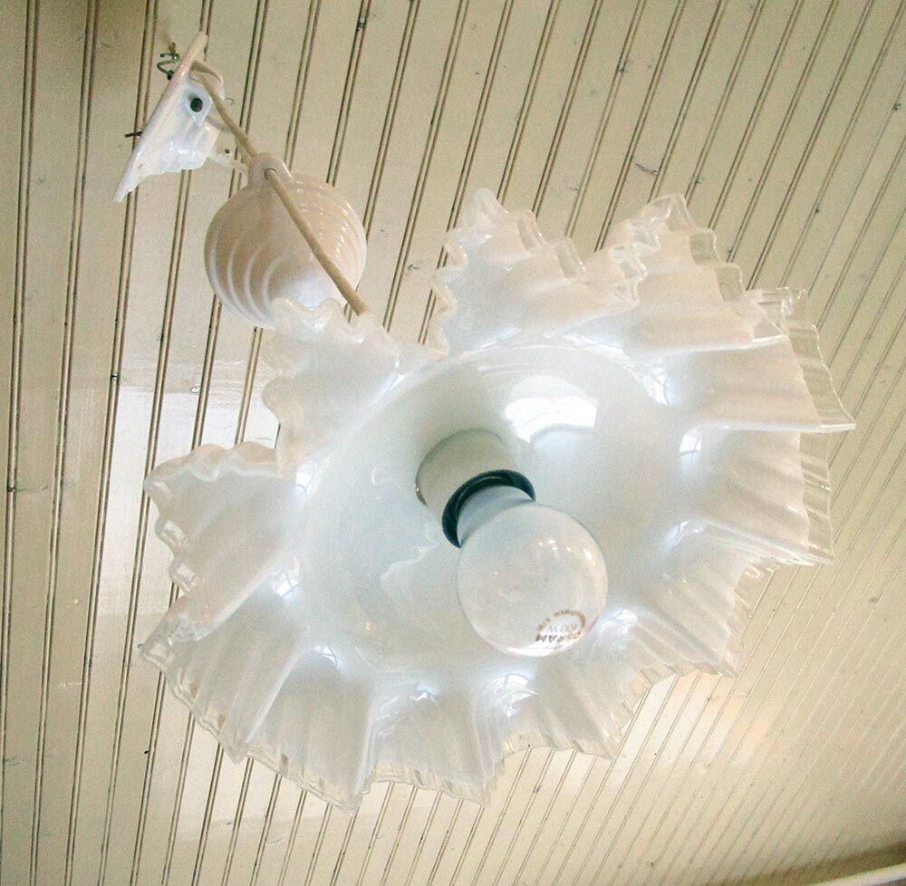 Old pulley hanging lamp