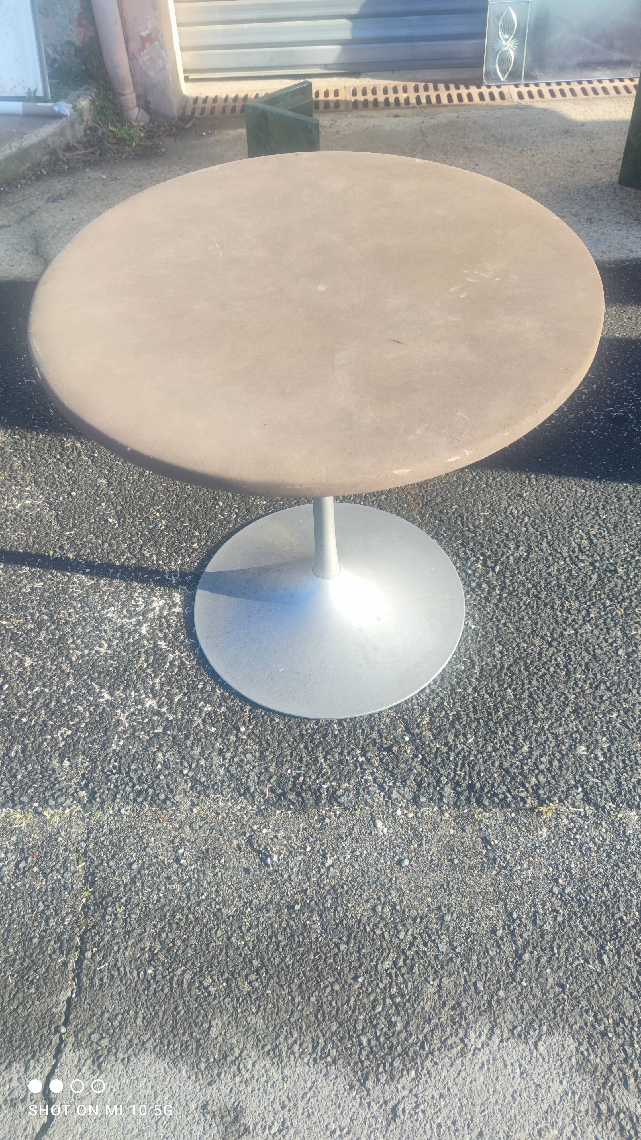 Table with tulip base in cast aluminum, circa 1960/70