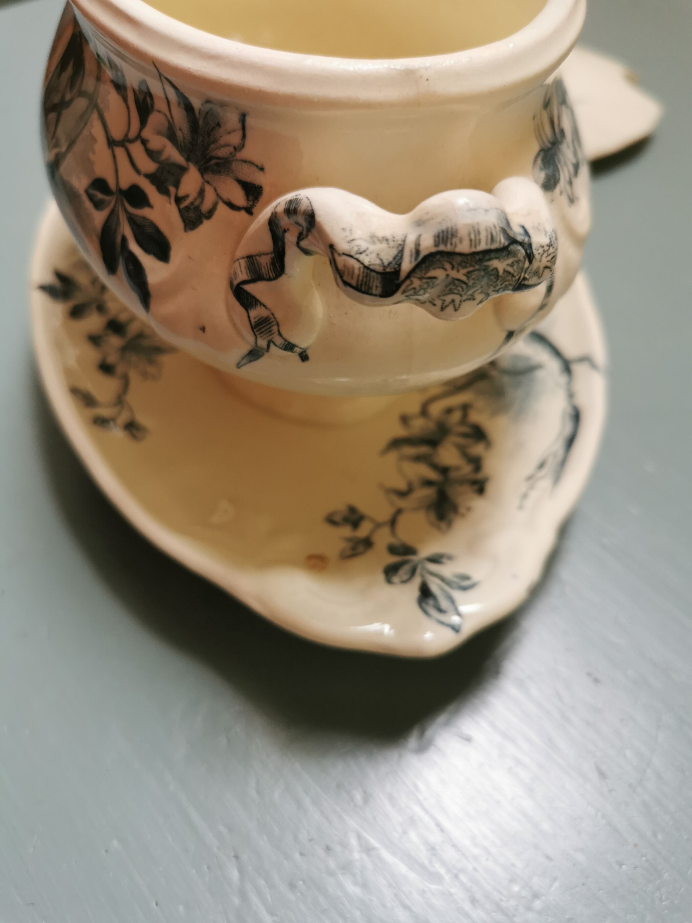 Earthenware saucer with its lid