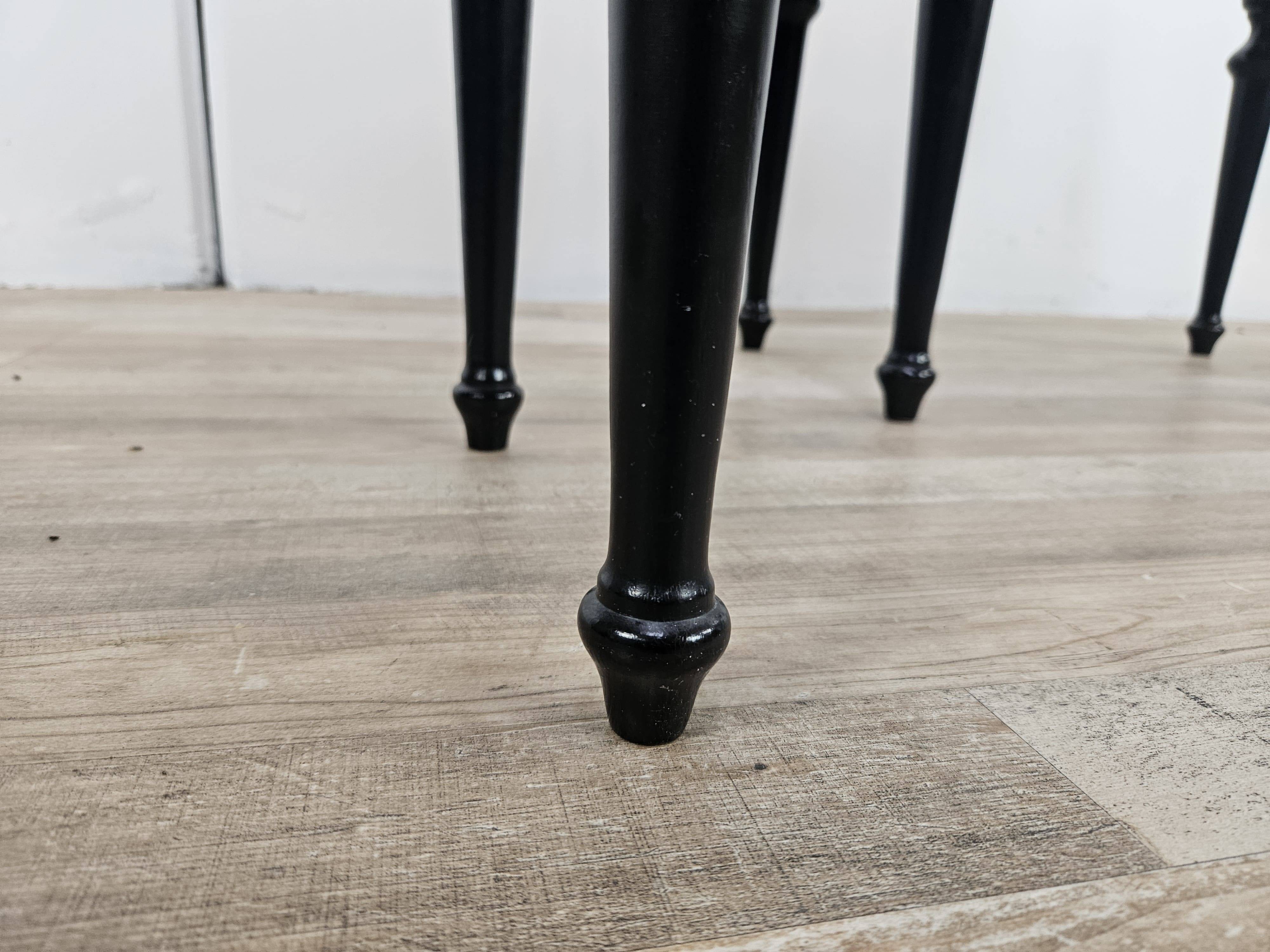 Paire de tables de chevet des années 60 avec porte à abattant et plateau en verre bleu