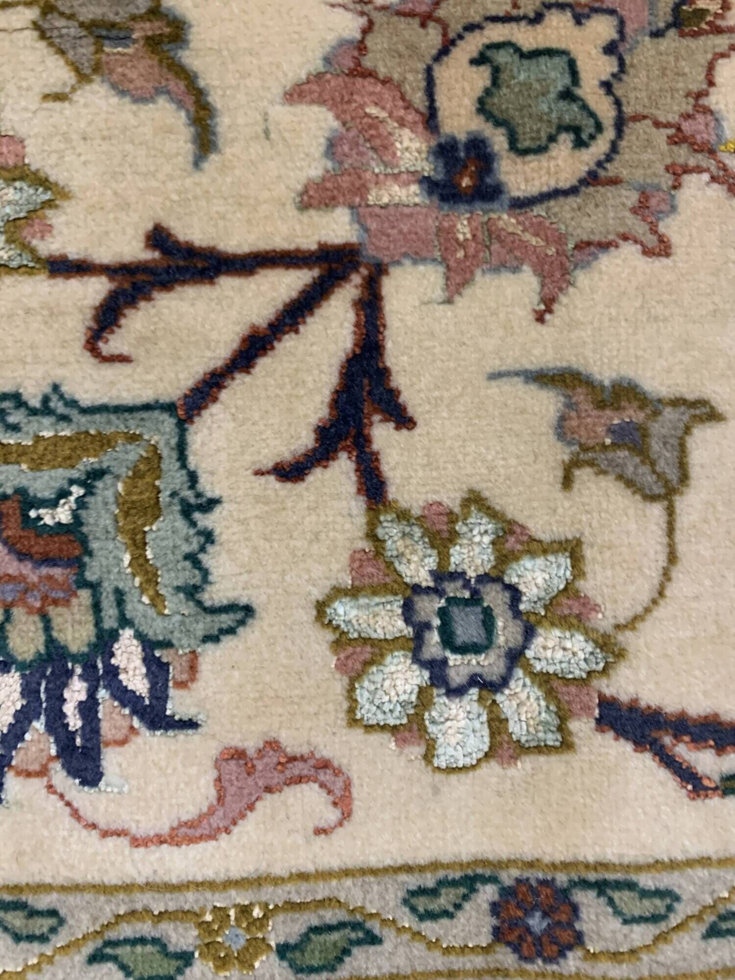 Authentic Tabriz Persian Carpet in Kork Wool and Silk (50 Raj) – 200 x 200 cm
