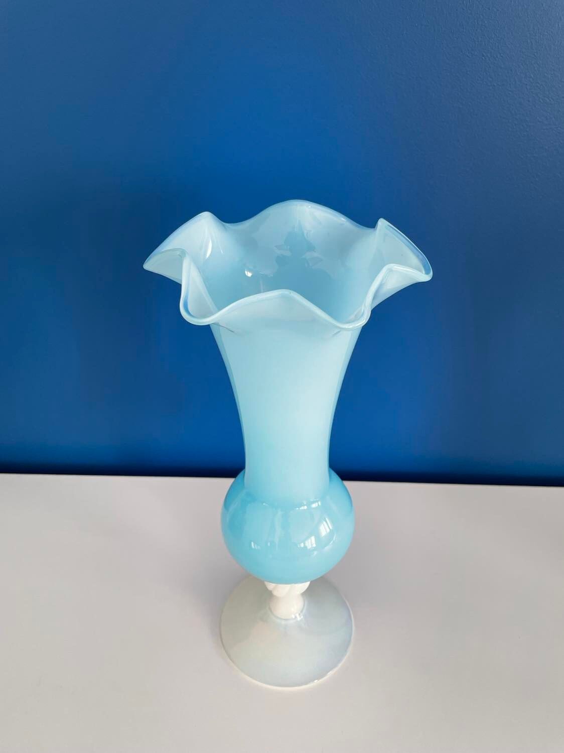 Vase bleu verre opaline vintage