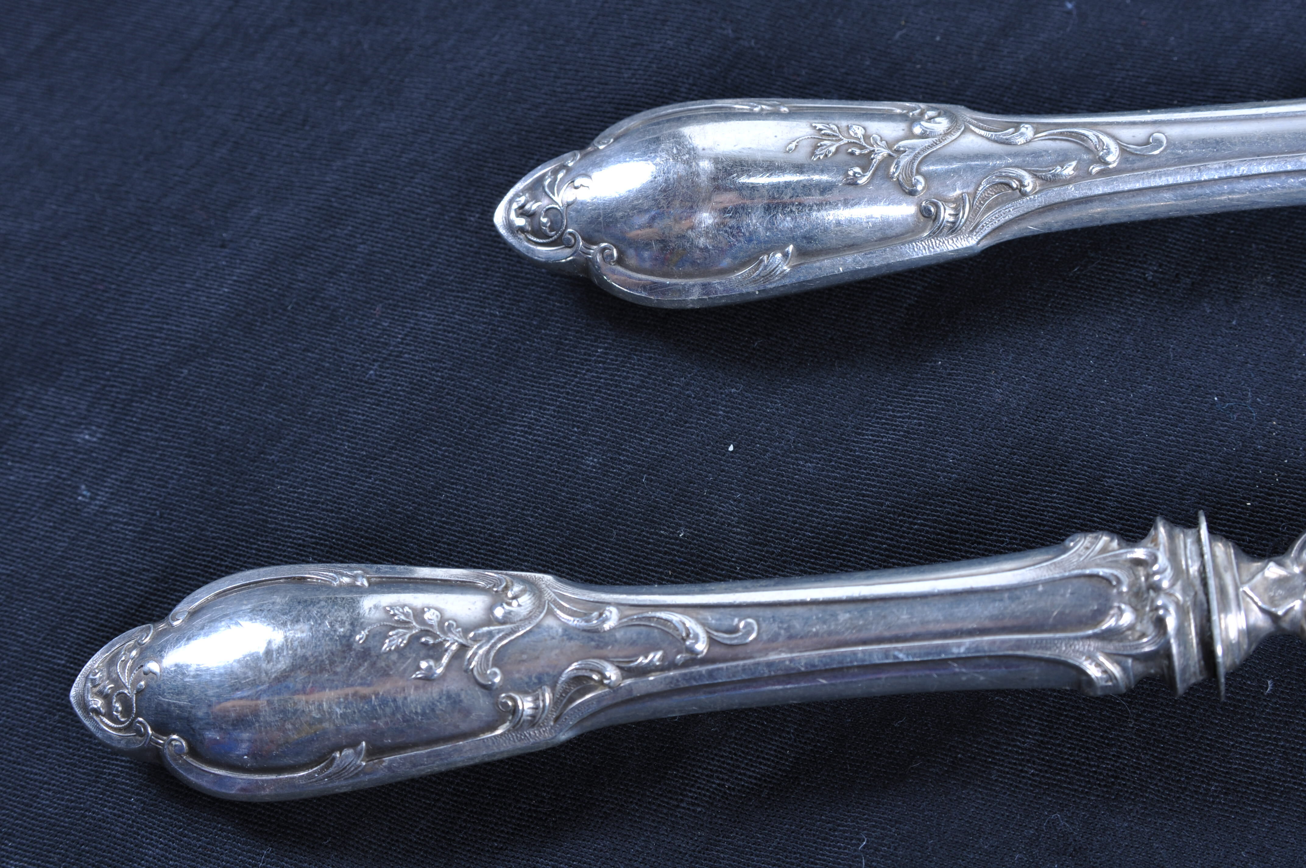 Salad serving set in antique ivory, silver-plated handle.