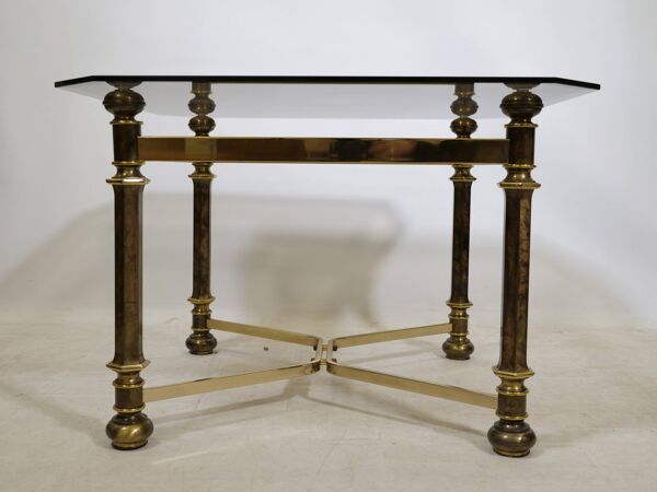 Table basse en laiton et verre fumé de style Hollywood Regency, 1970