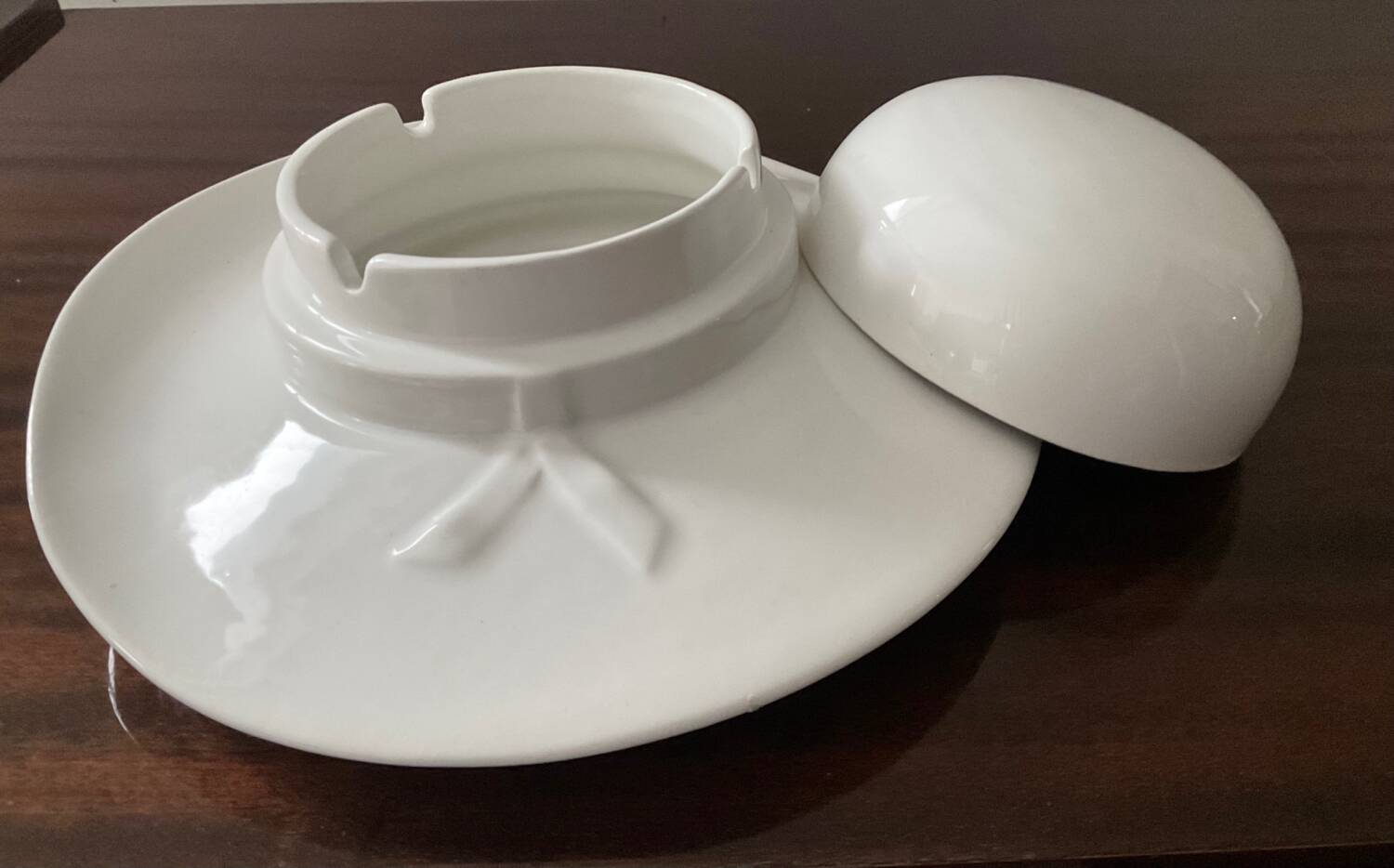 Vintage enameled porcelain hat pocket emptier