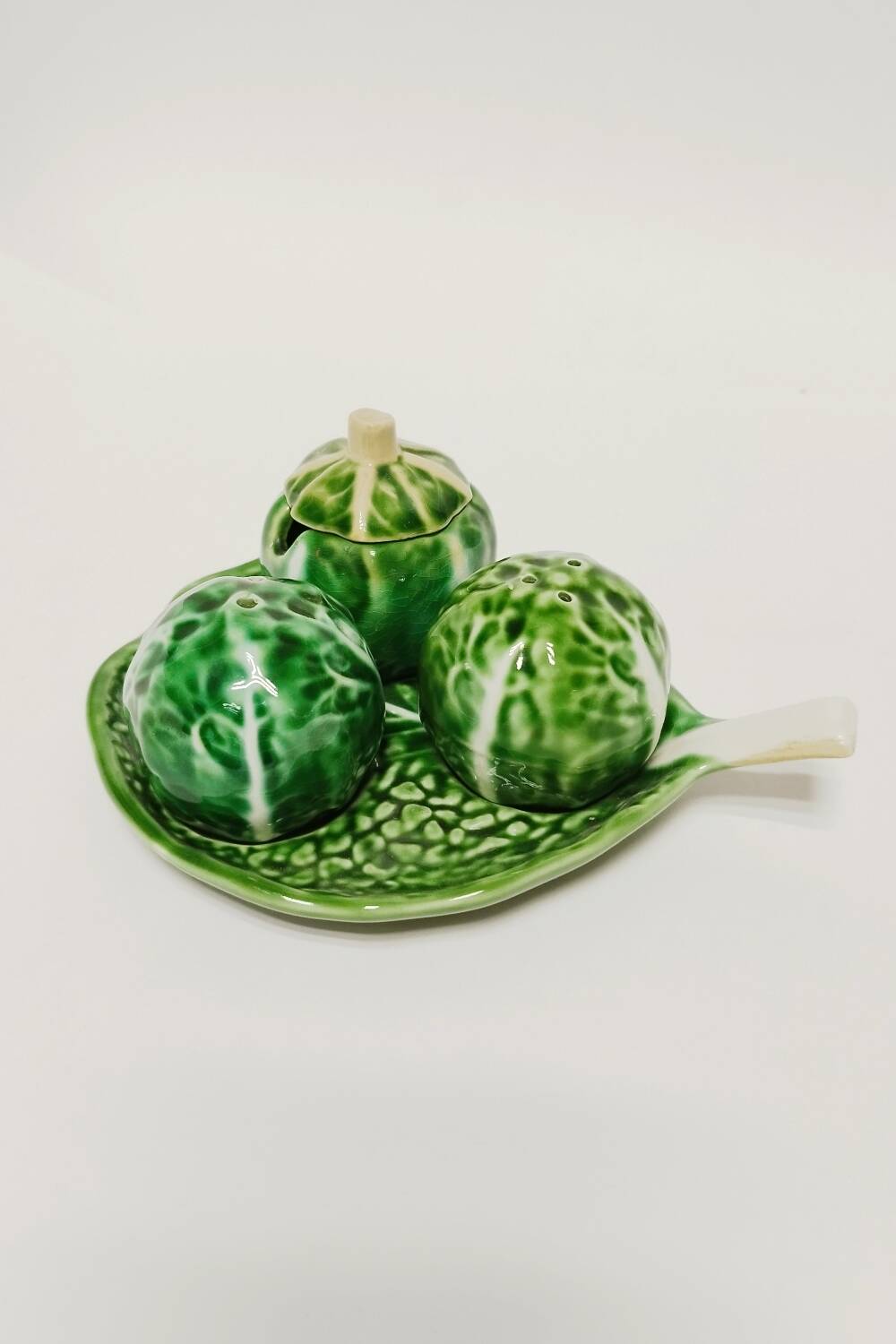 Salt and pepper shaker set with cabbages in slip