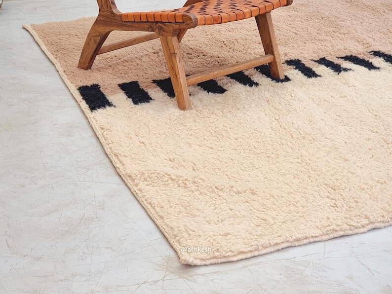 Traditional handmade pure wool rug, size 200 x 300 cm