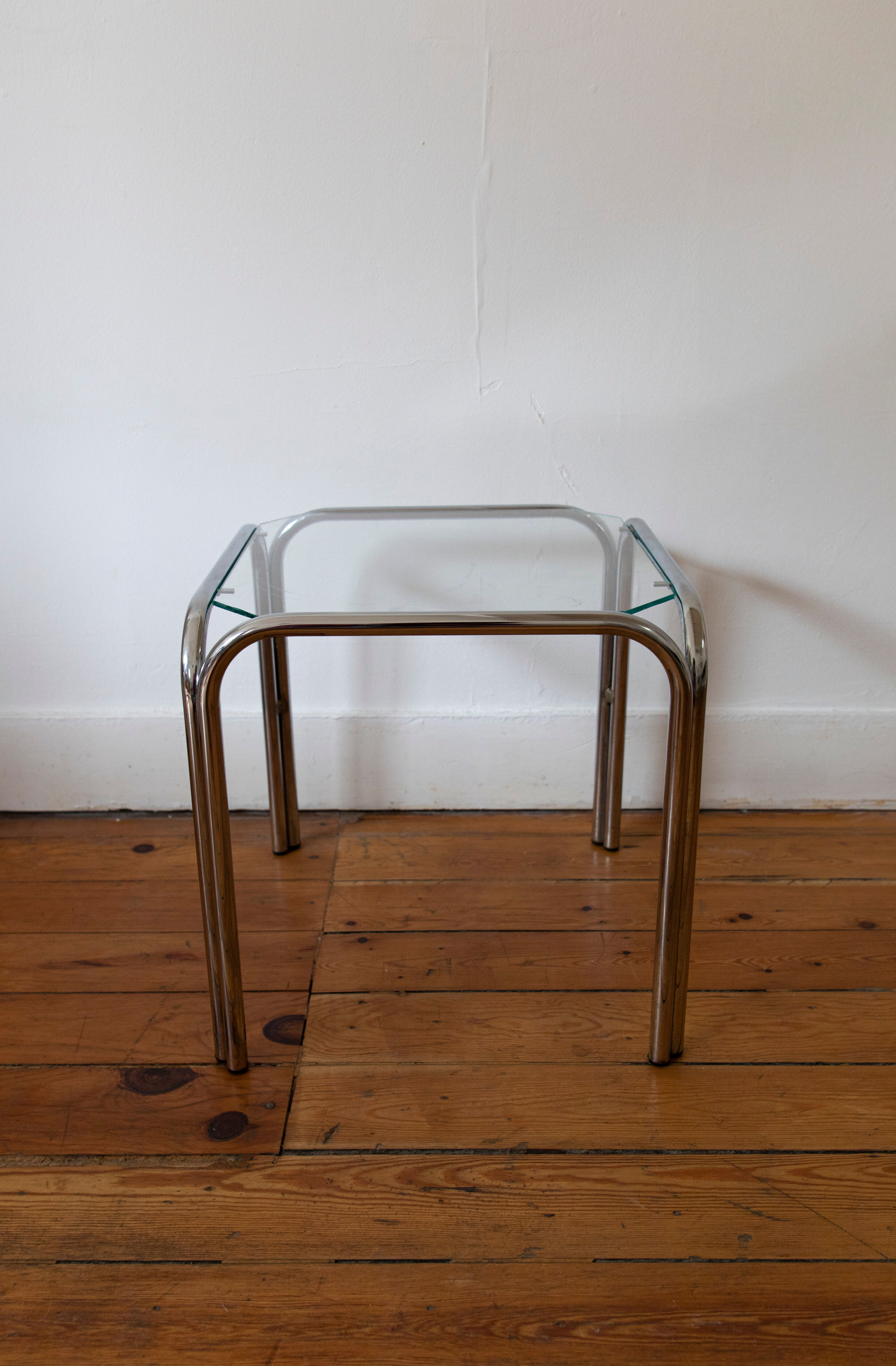 Table d'appoint en verre et métal chromé