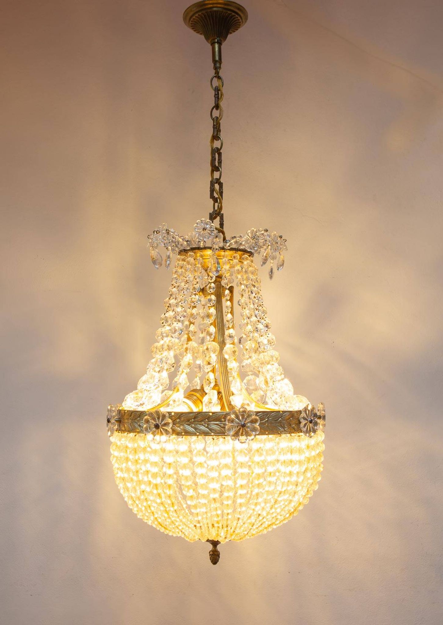 Lustre globe français en bronze et cristaux c. 1950 (35 cm)