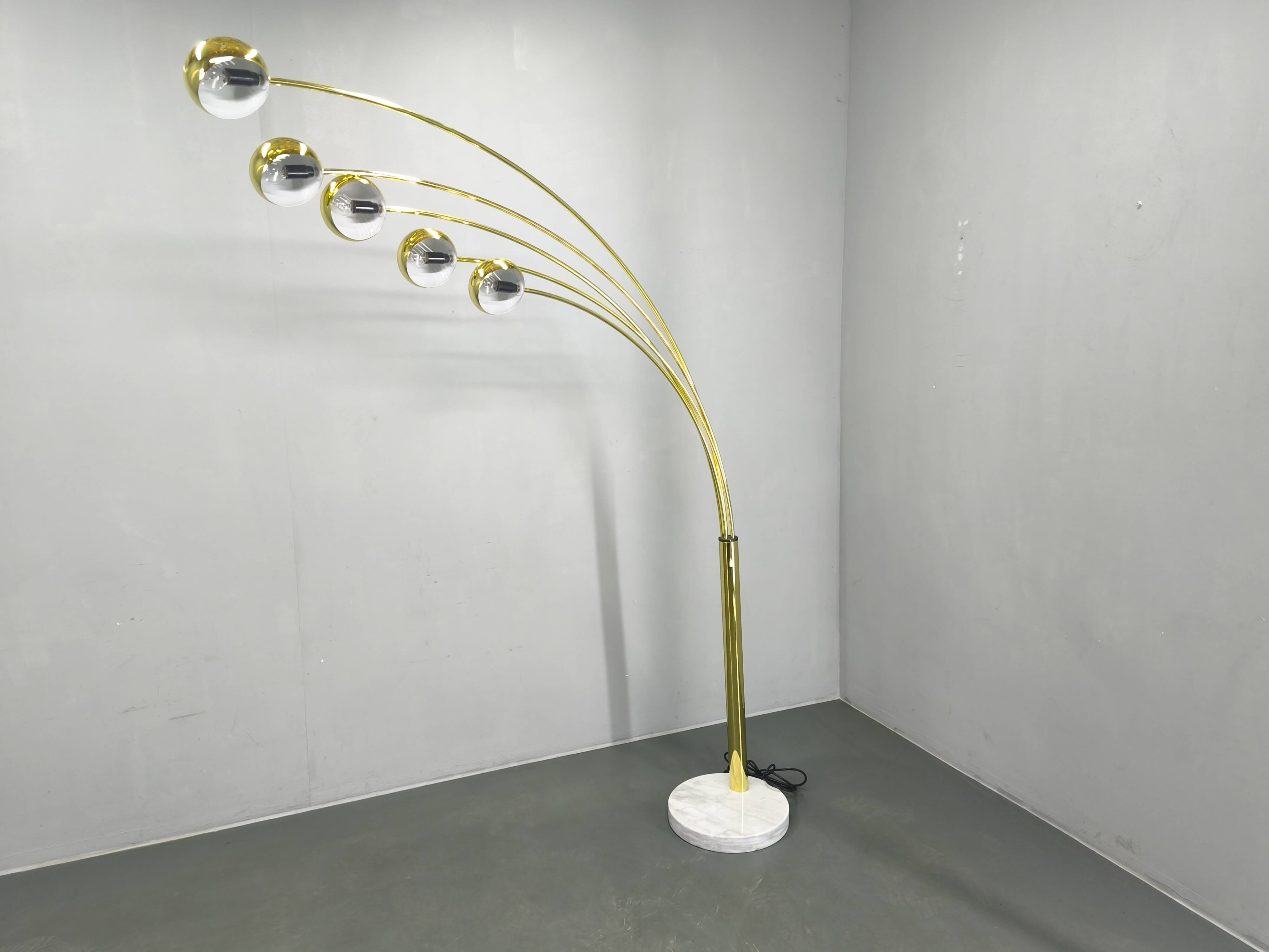 Lampe de sol Arc Danoise par Bilka en laiton et marbre, années 1970