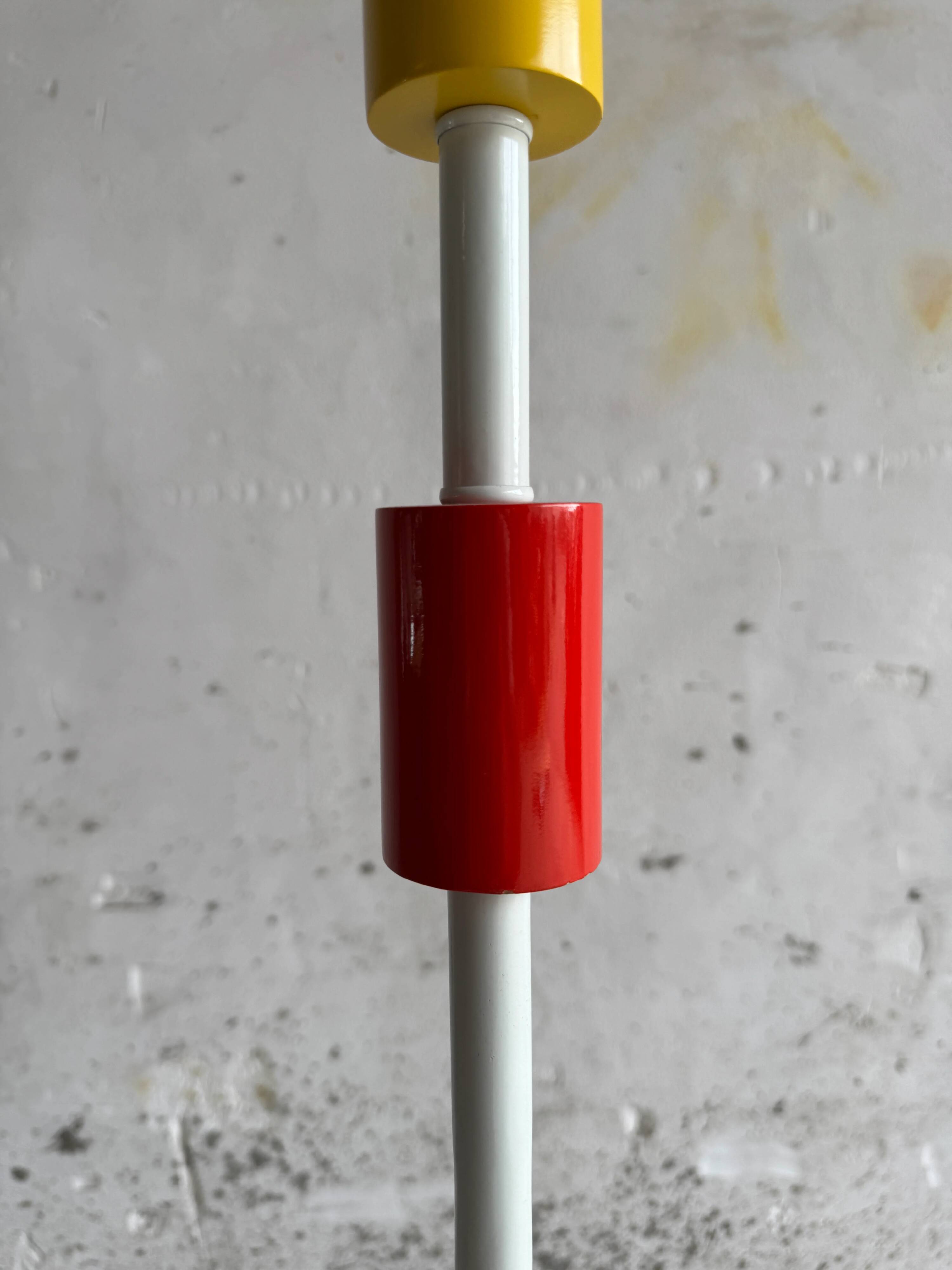 Lampadaire vintage IKEA en métal blanc avec abat-jour en tissu rose et accents colorés