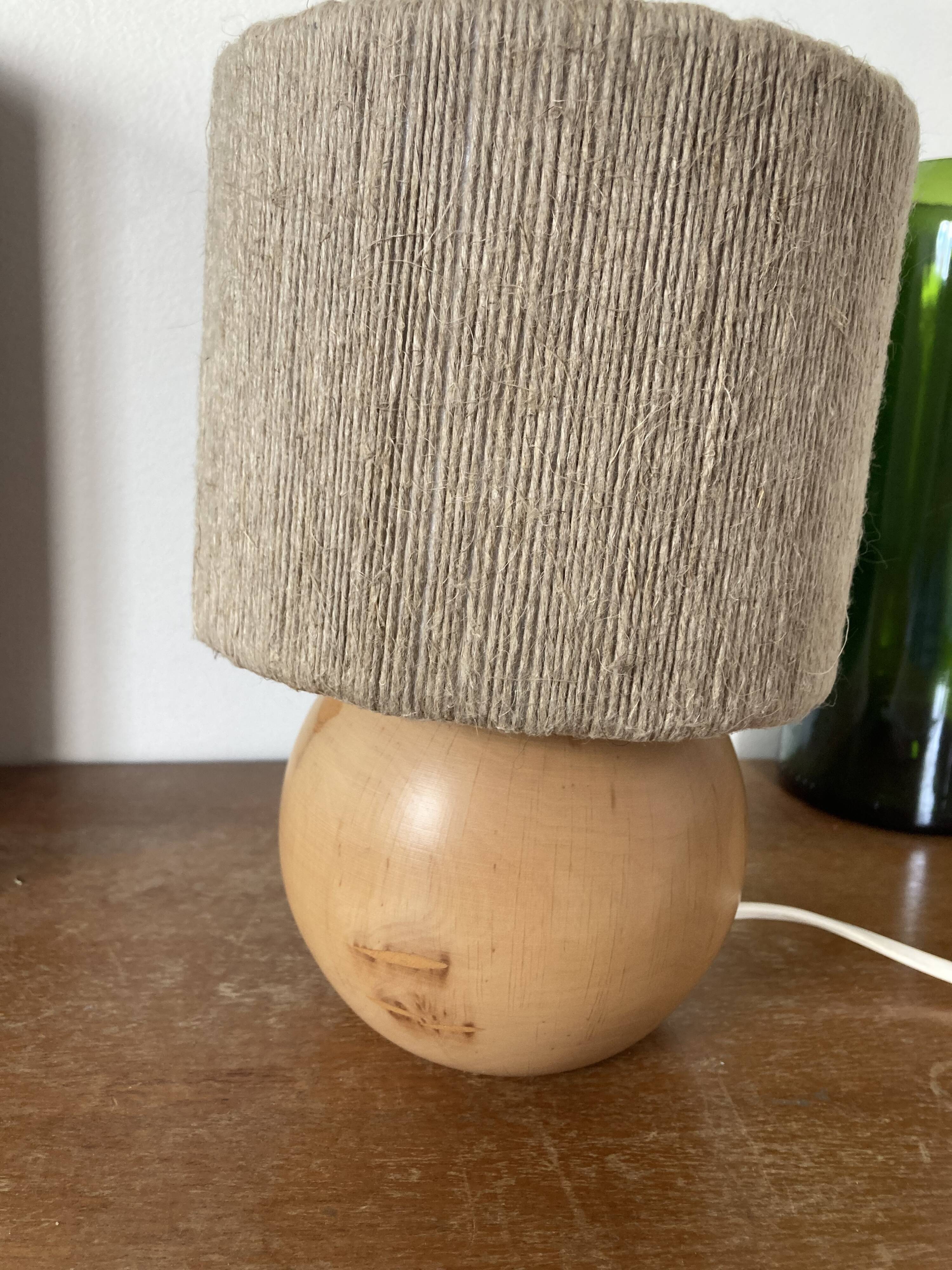 Bedside lamp in rope and wood