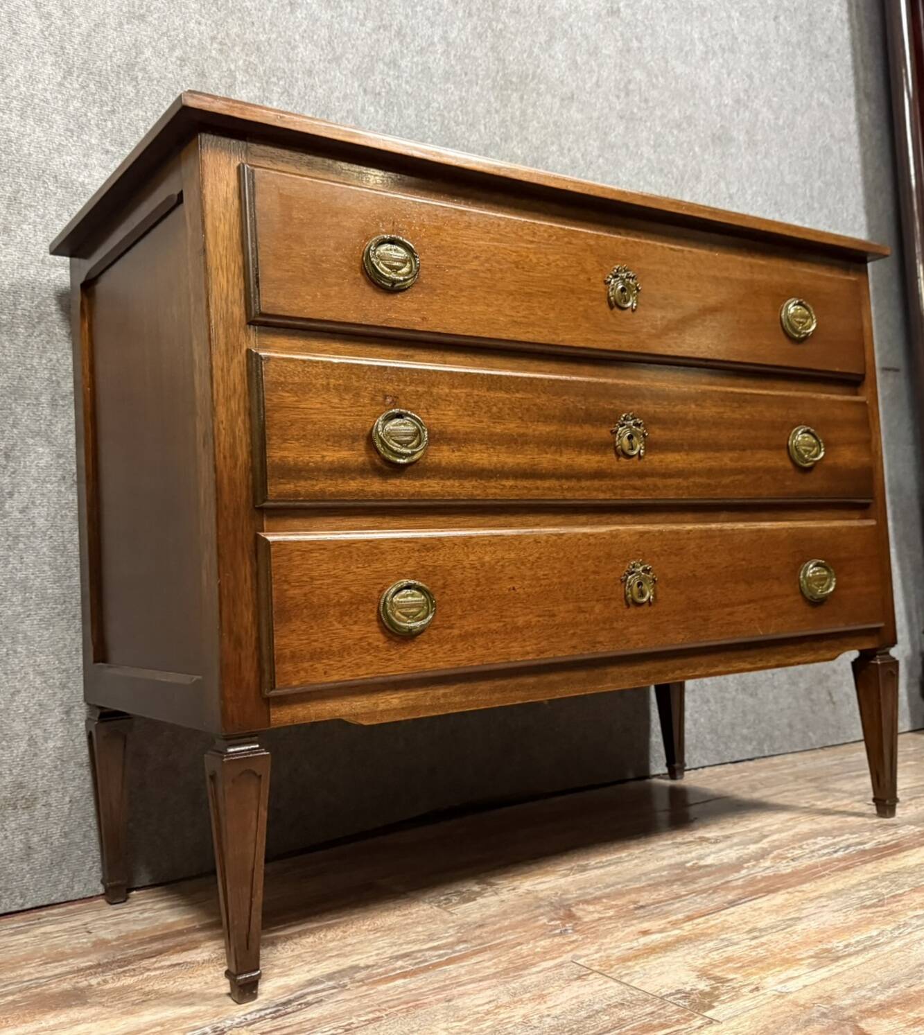 Commode style louis XVI en acajou