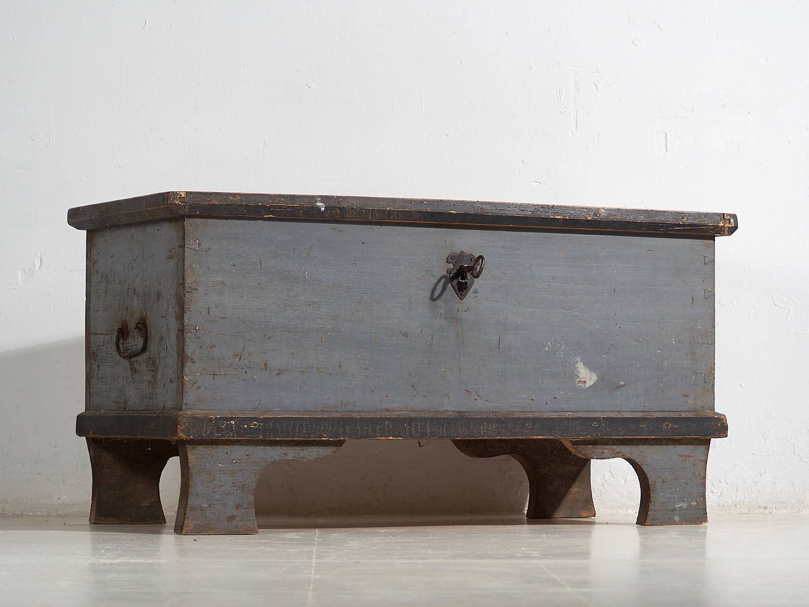 Antique wooden trunk with original lock (c.1900) #16