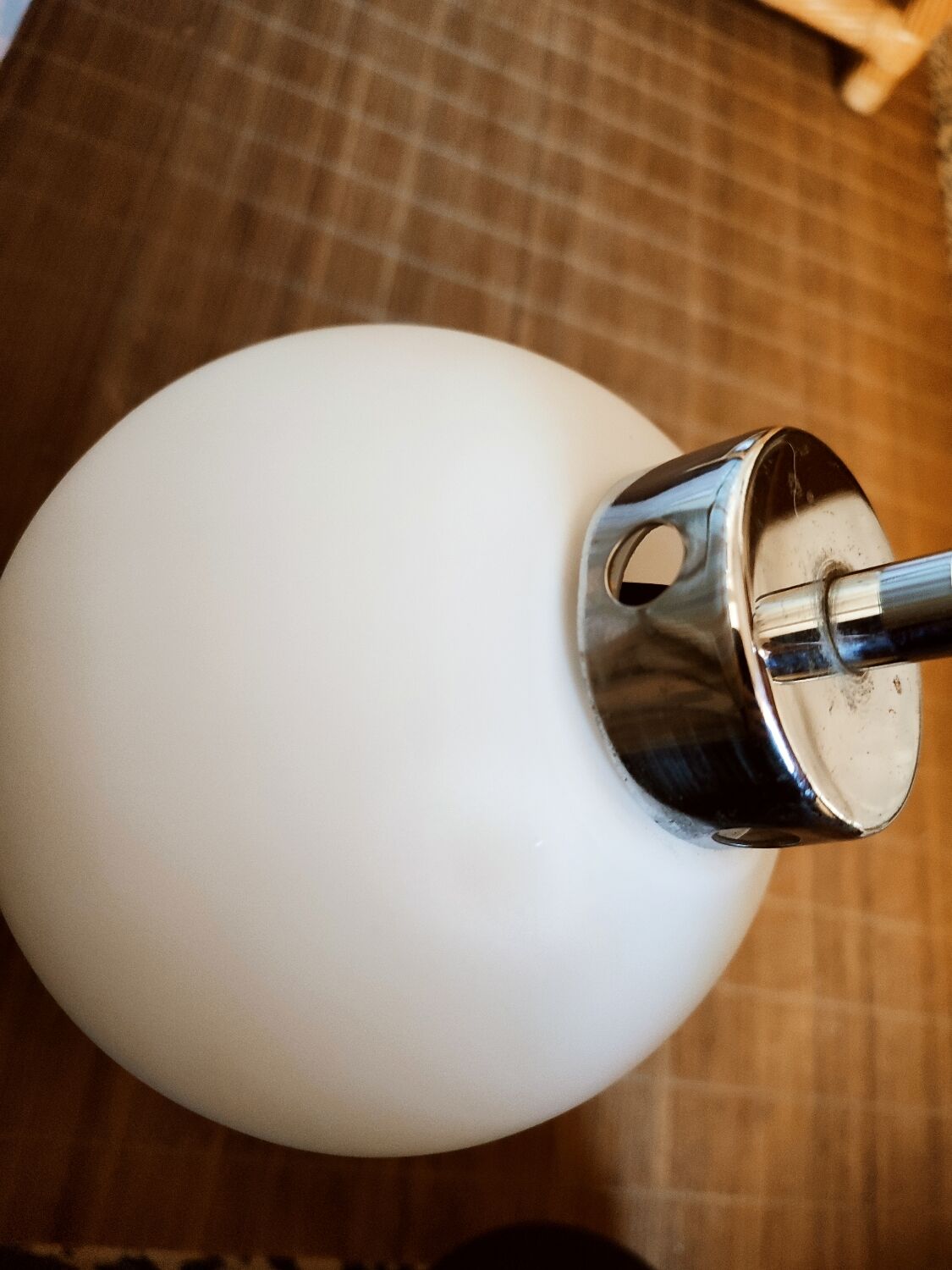 Suspension minimaliste opaline et acier chromé