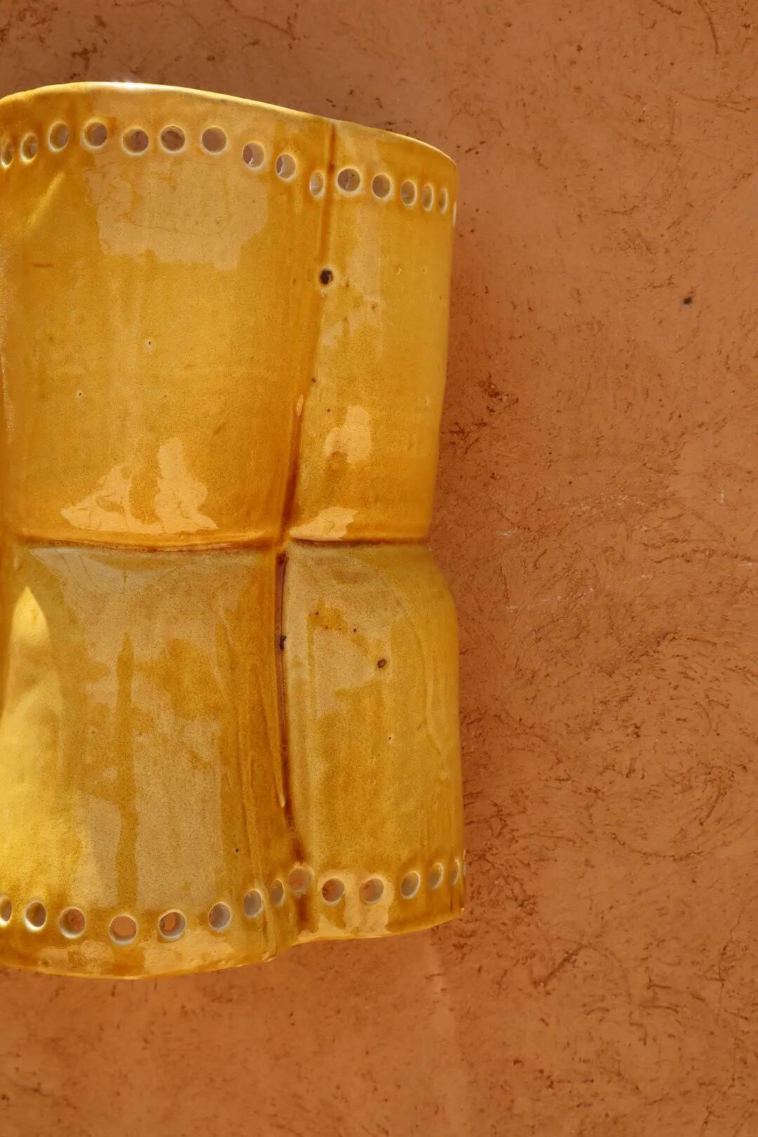 Sculptural wall light in yellow ceramic