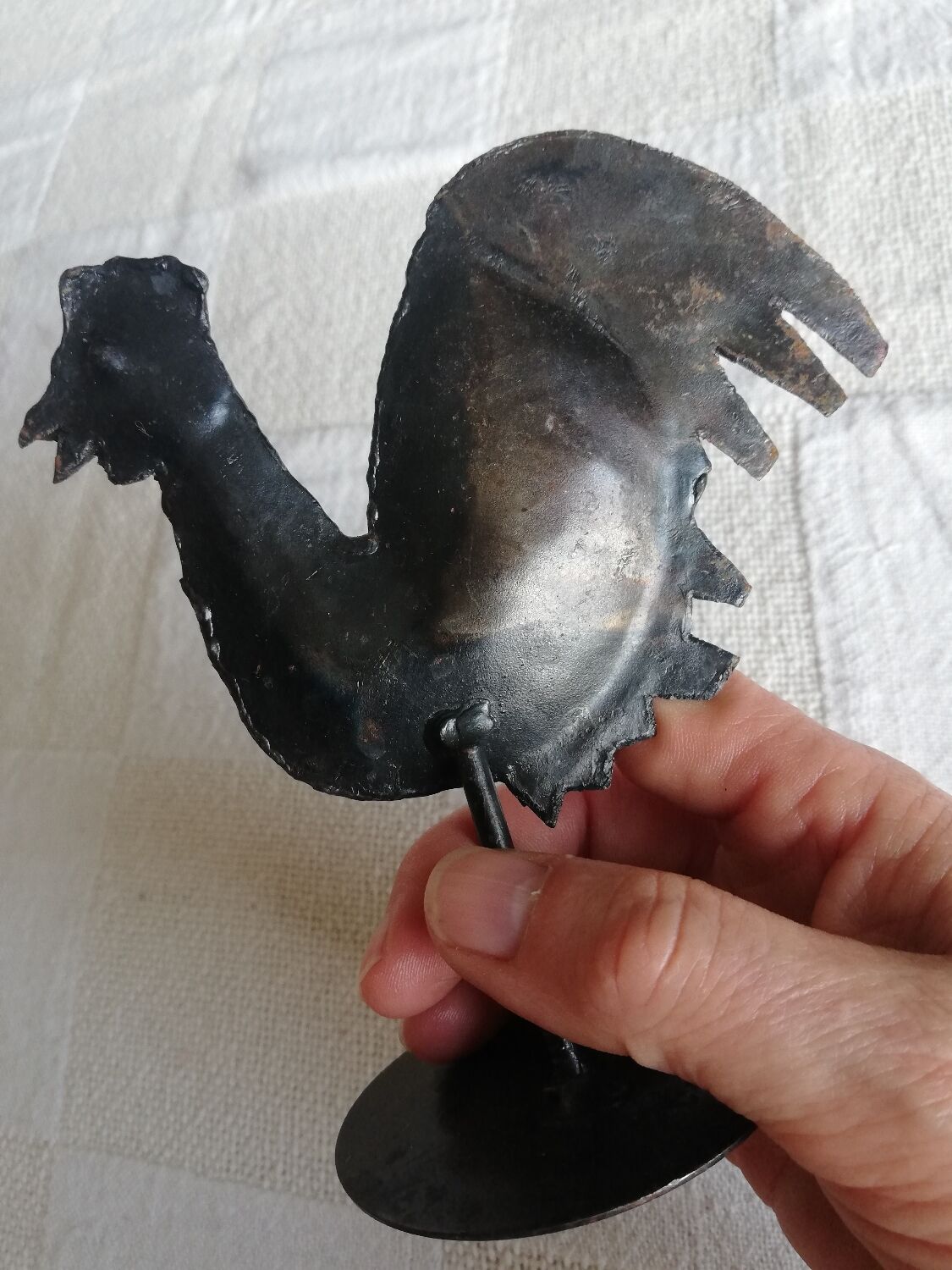 Brass hen or rooster on round support decoration