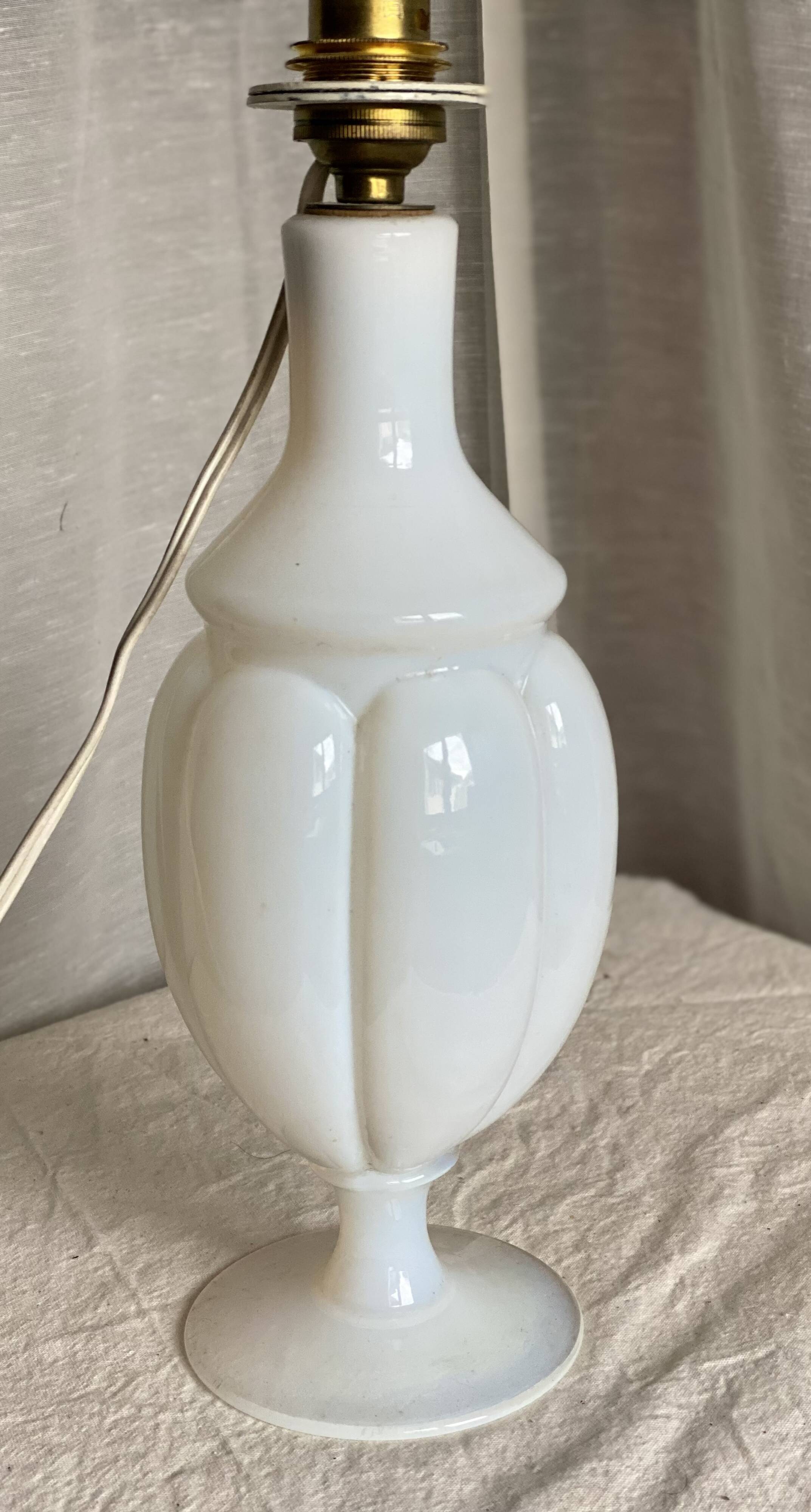 Lampe opaline blanche cristal de Sêvres vintage 1960
