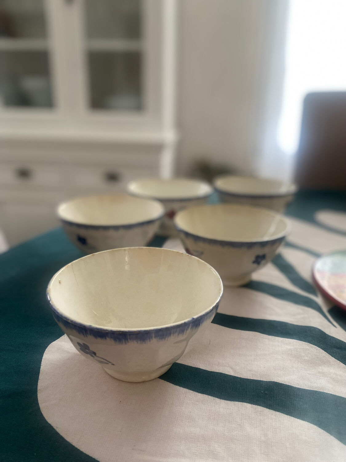 Discover a set of two mini bowls from the famous MARY LOU series.