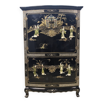 Cabinet vintage chinois en laque noire, en soapstone et en nacre bohémienne.