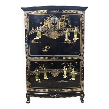 Cabinet vintage chinois en laque noire, en soapstone et en nacre bohémienne.