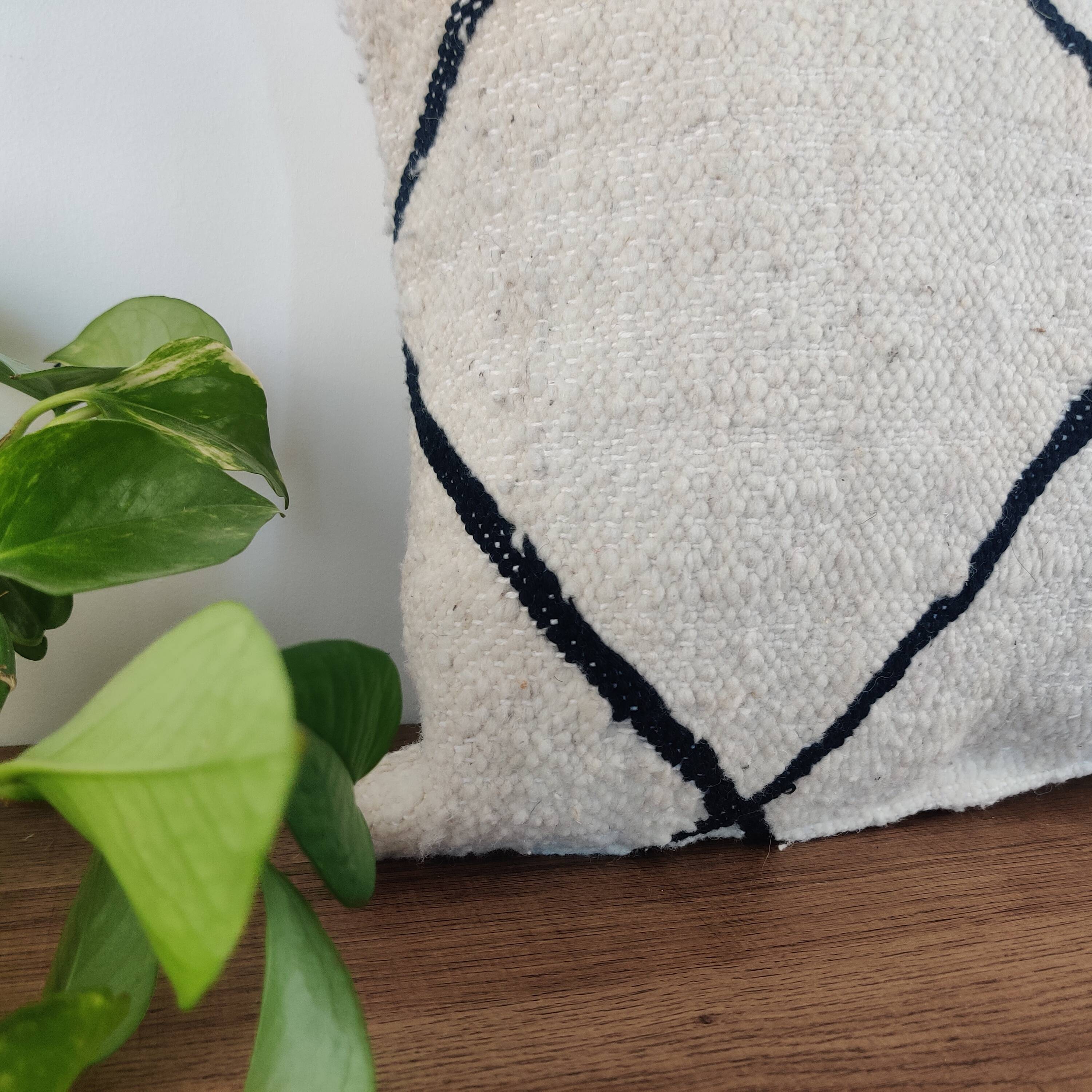 Coussin kilim berbere blanc et noir