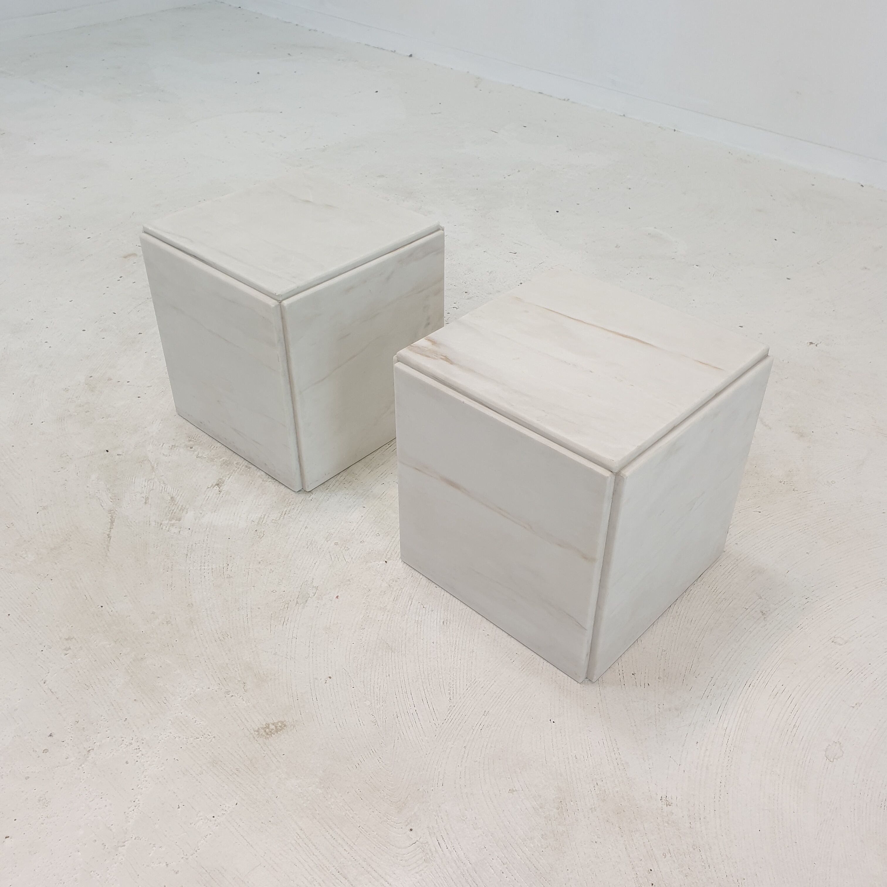 Set of 2 italian marble pedestals or side tables, 1980's