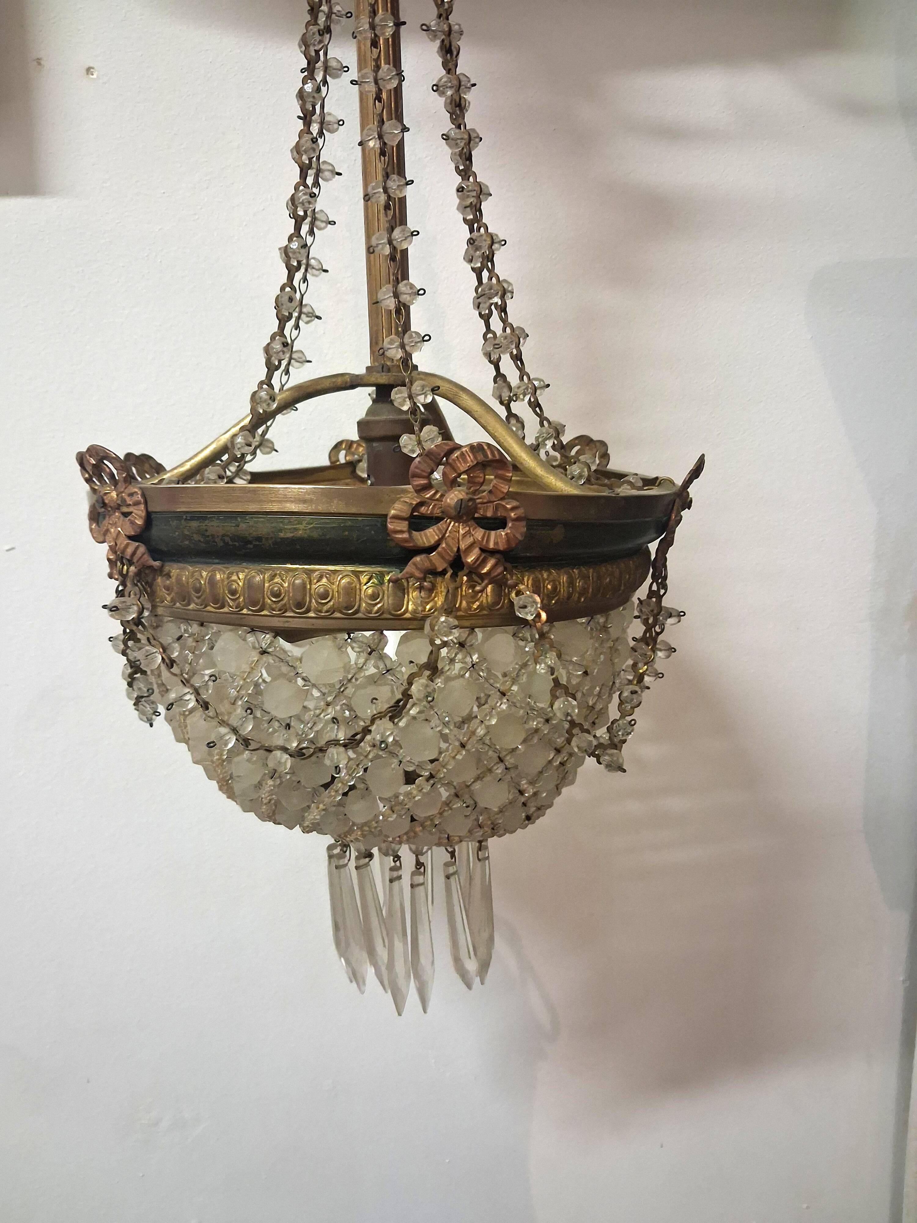 Antique balloon chandelier with pendants, in brass and with mouldings.
