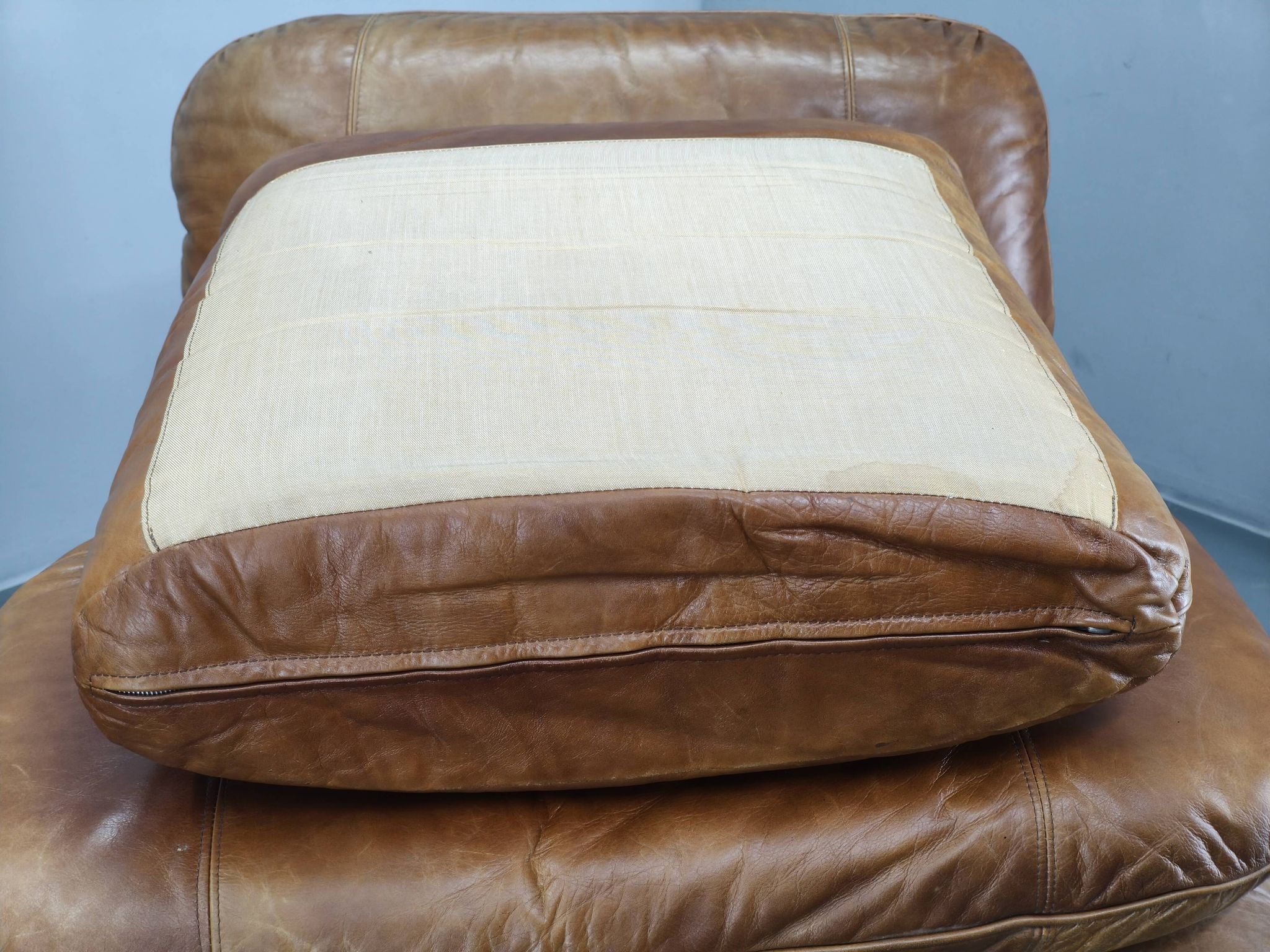 Paire de fauteuils lounge en cuir buffle cognac Arcon Italia