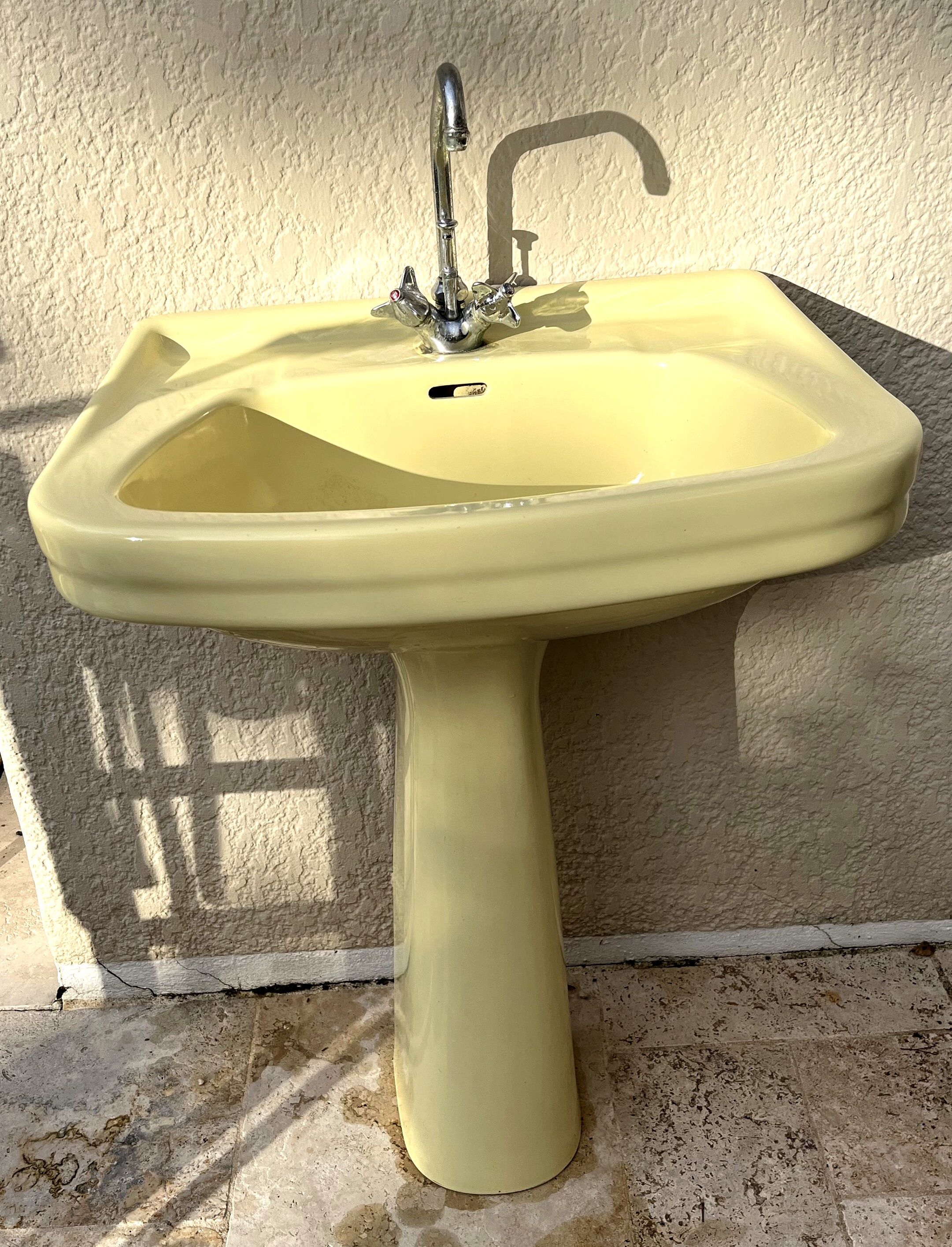 Lavabo vintage jaune pâle