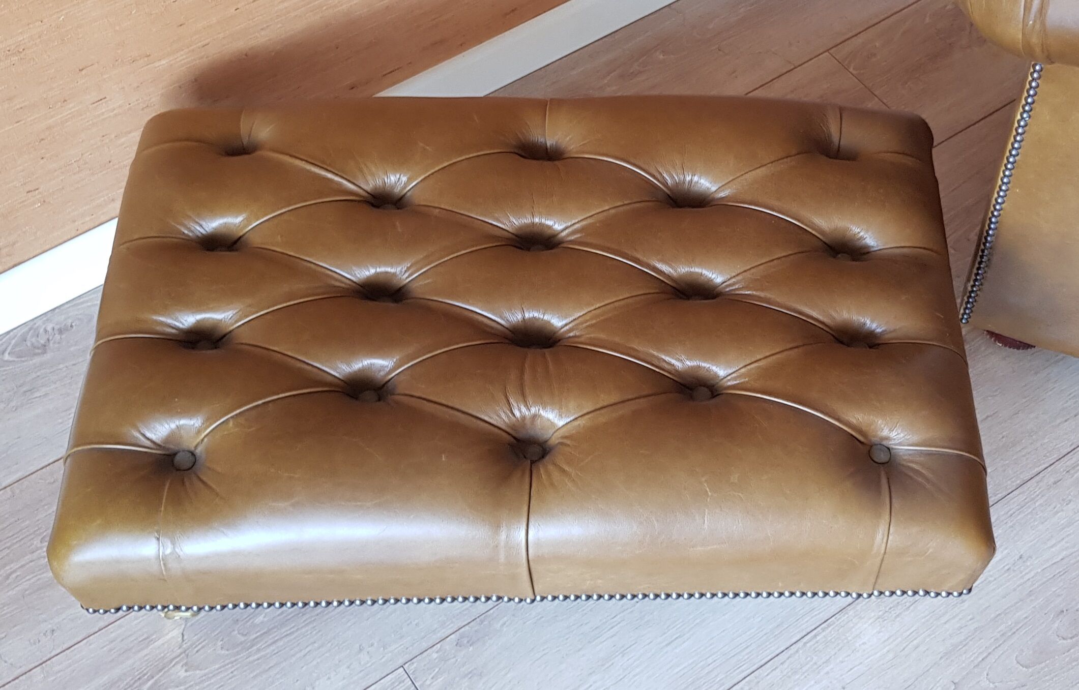 Fauteuil et repose-pied chesterfield en cuir vert