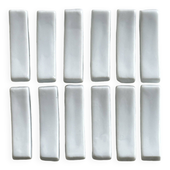 12 chopstick rests, white porcelain knife rests.