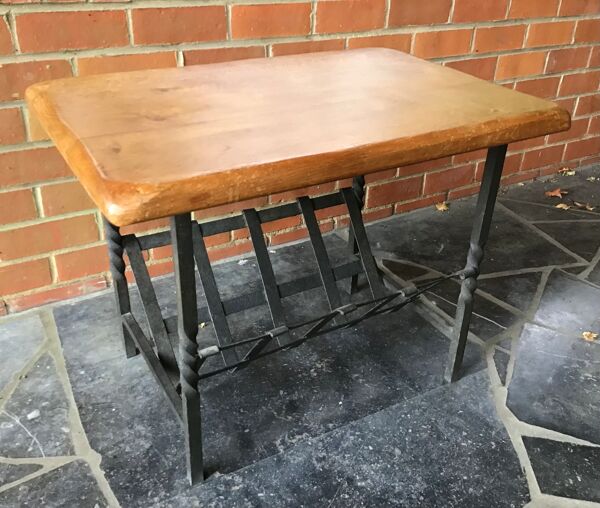 Table basse ou bout de canapé faisant porte-revues  en chêne et fer forgé