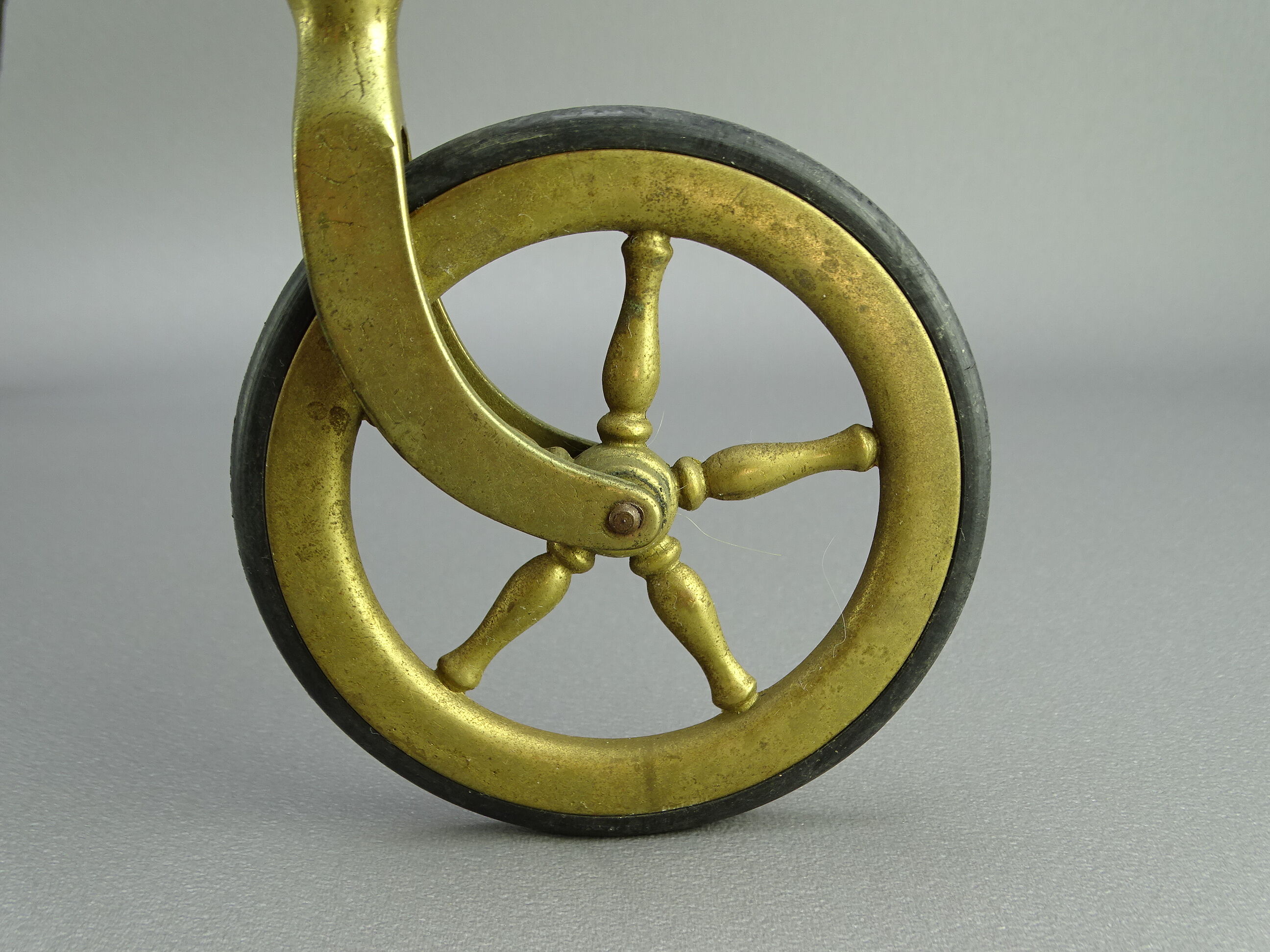 Troller bar in bronze and glass