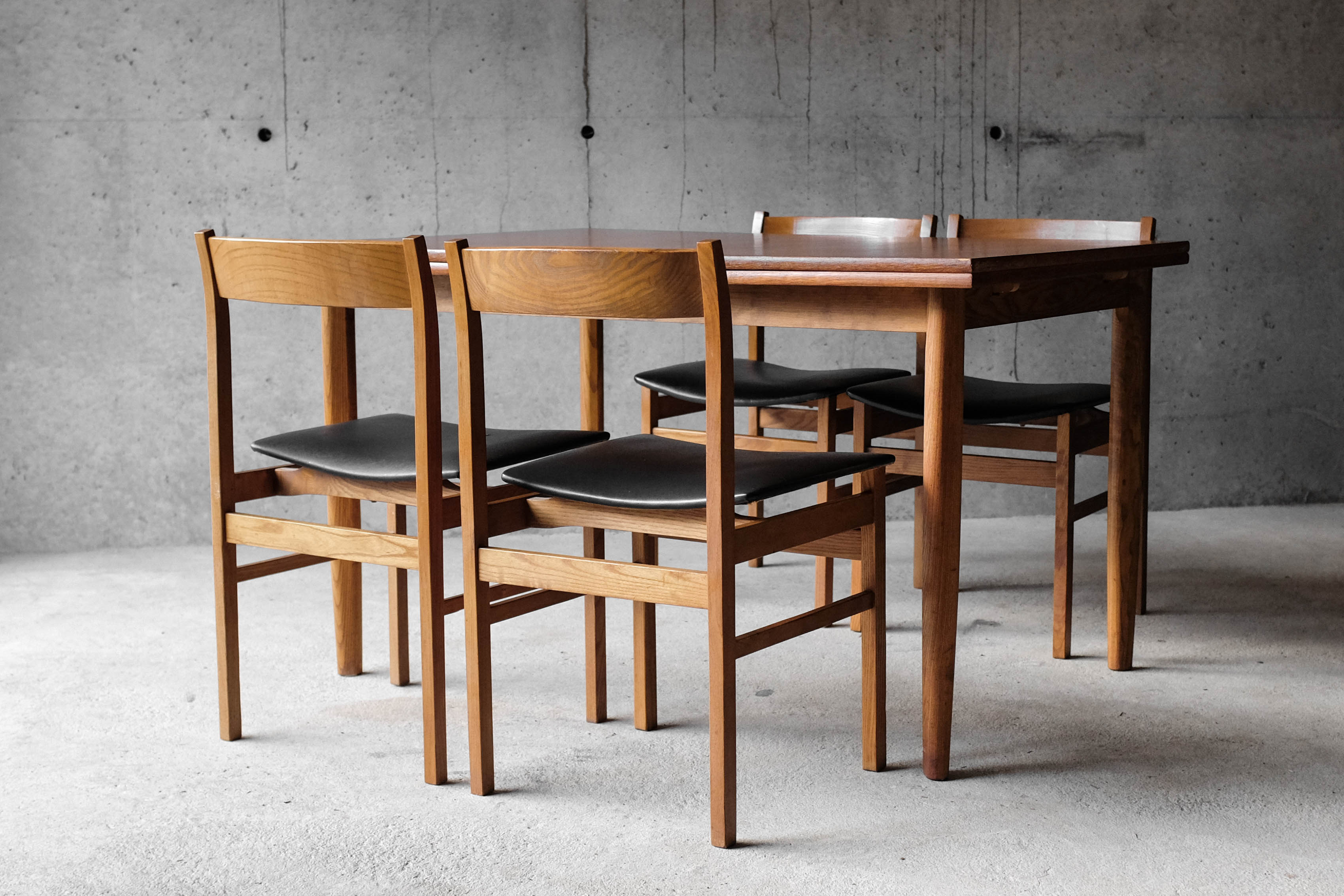 Table and 4 chairs 60
