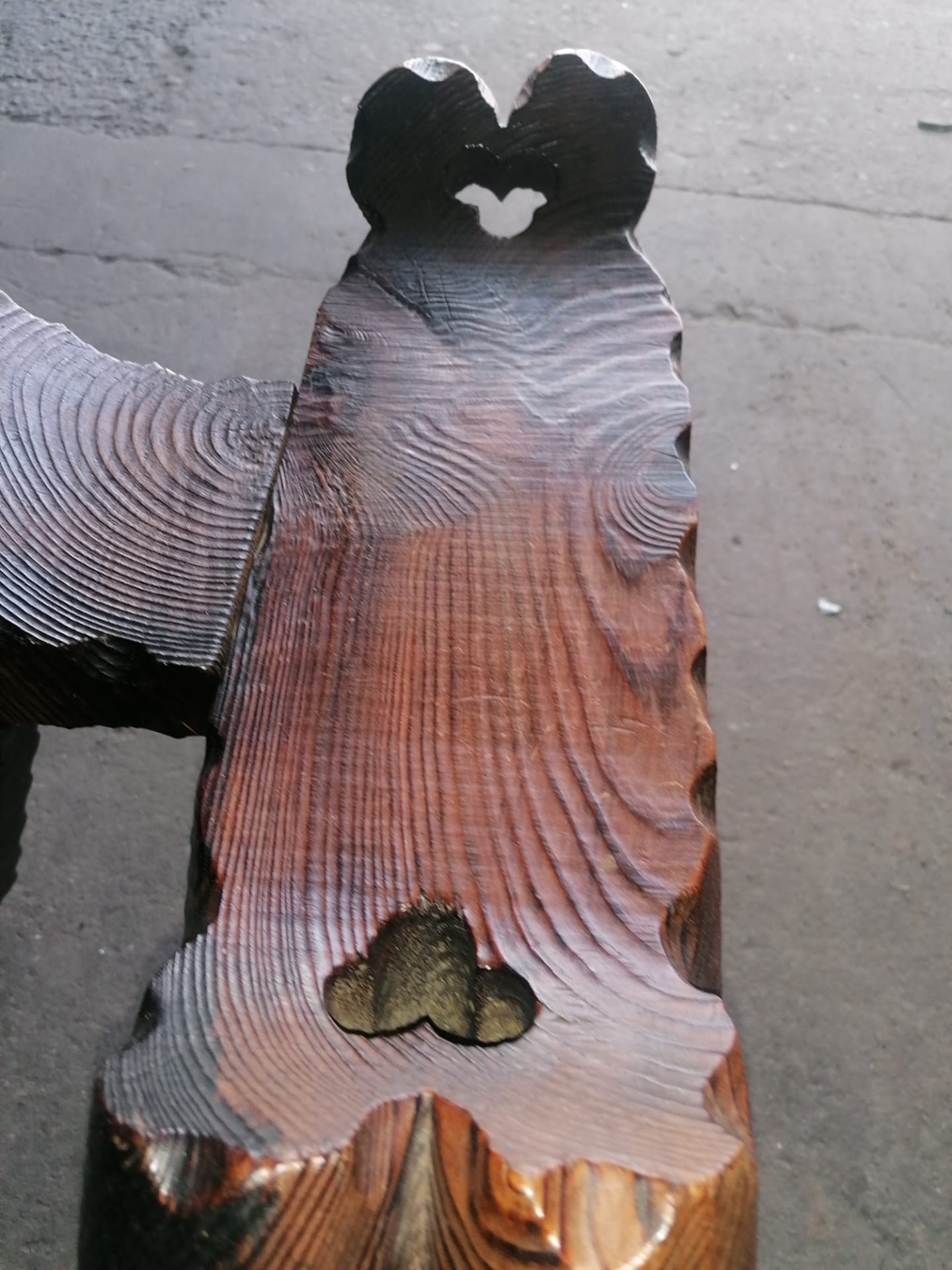 Chaise de montagne tripode en bois sculpté 1950