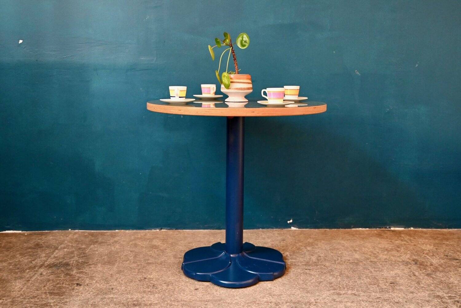 Round bistro table with tulip base in Art Deco style from the 1990s.