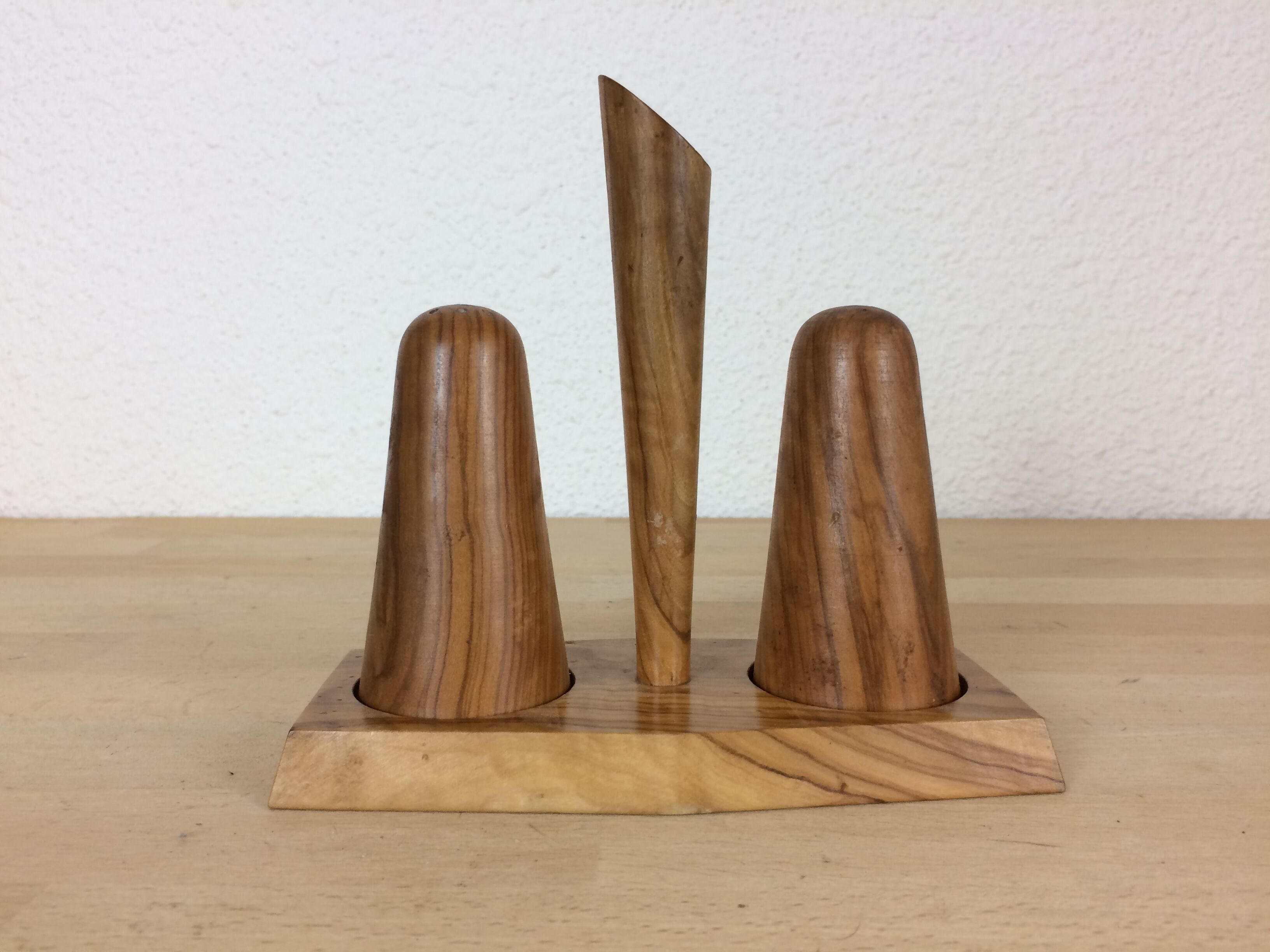 Servant salt and pepper in olive wood