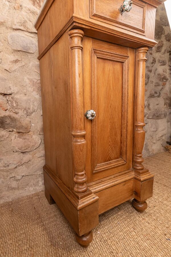 Petit meuble vasque ancien en chêne à colonnes tournées et marbre blanc – style Henri II / fin XIXe siècle