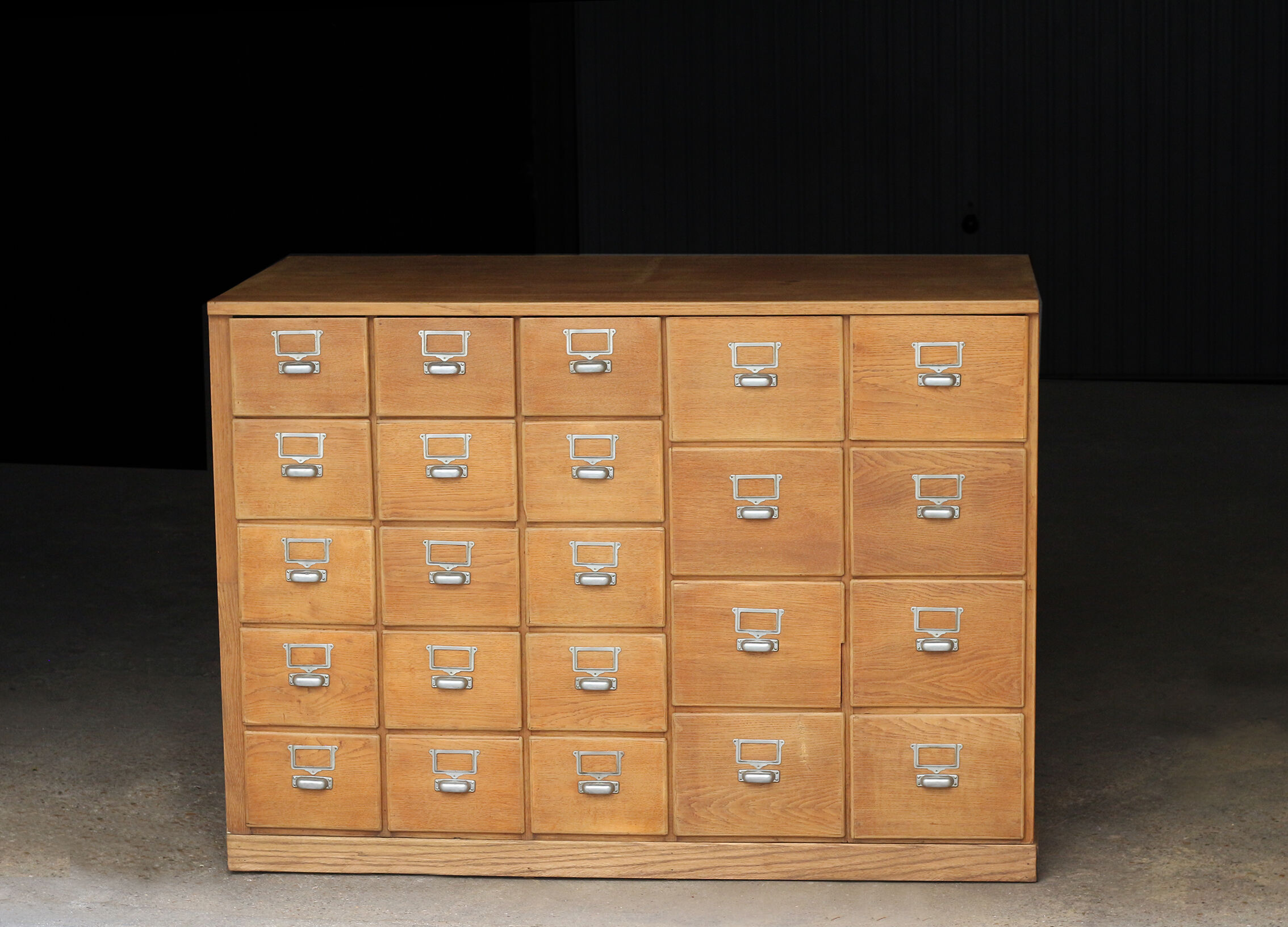 Furniture of trade: dresser of apothecary.